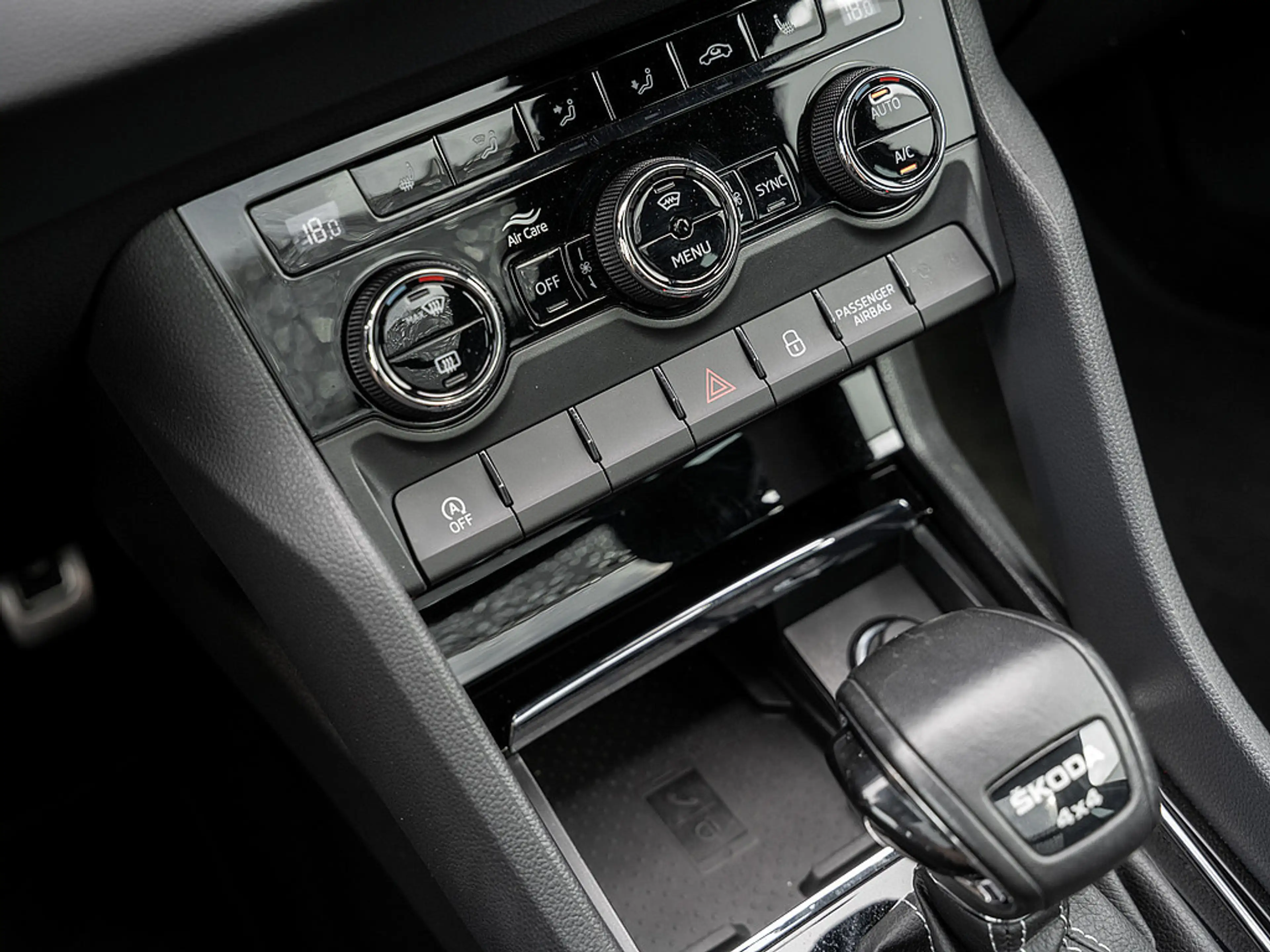 Skoda Karoq 2.0 TDI Sportline 4x4 PANO MATRIX DCC — photo 8