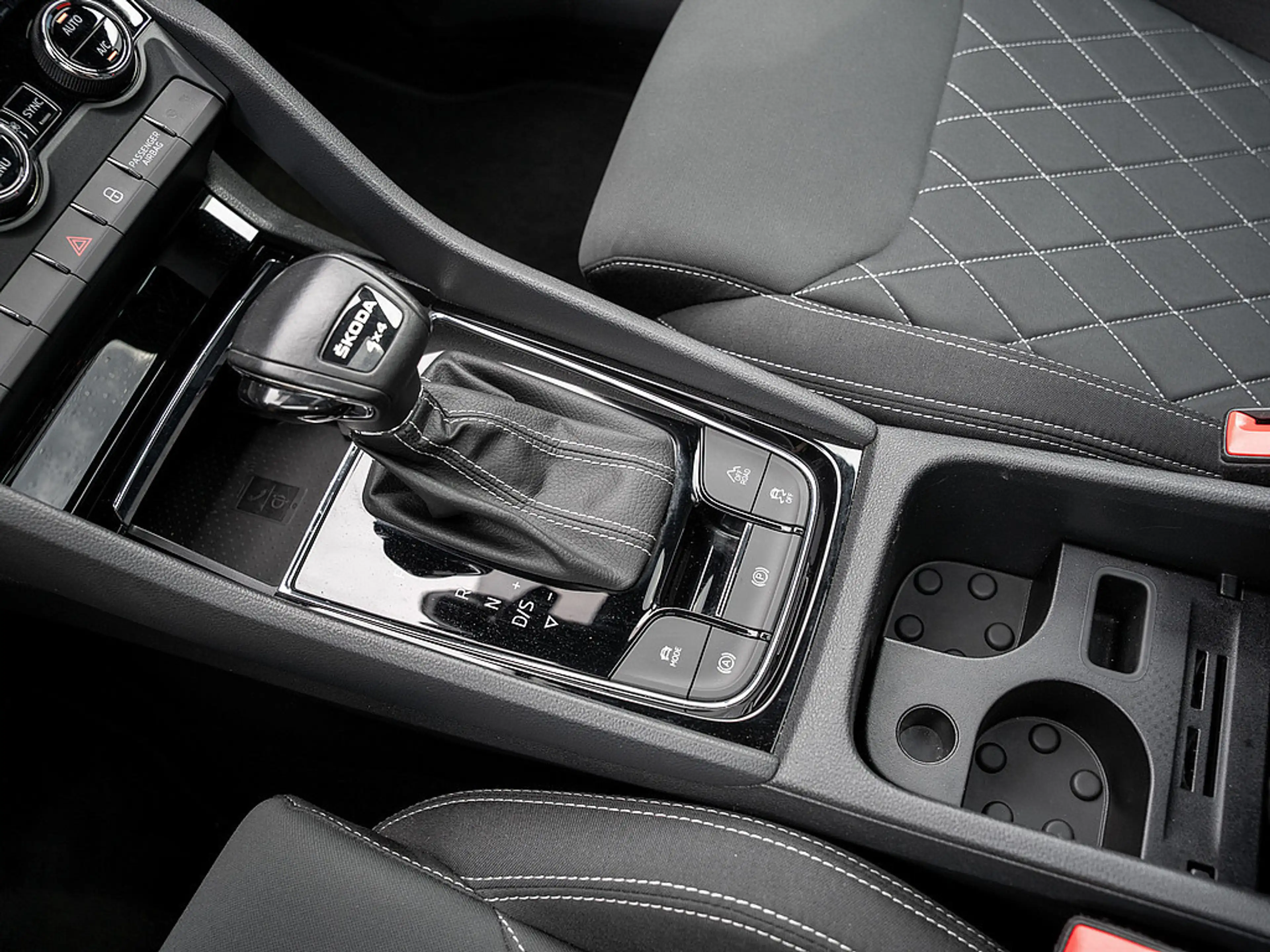 Skoda Karoq 2.0 TDI Sportline 4x4 PANO MATRIX DCC — photo 9