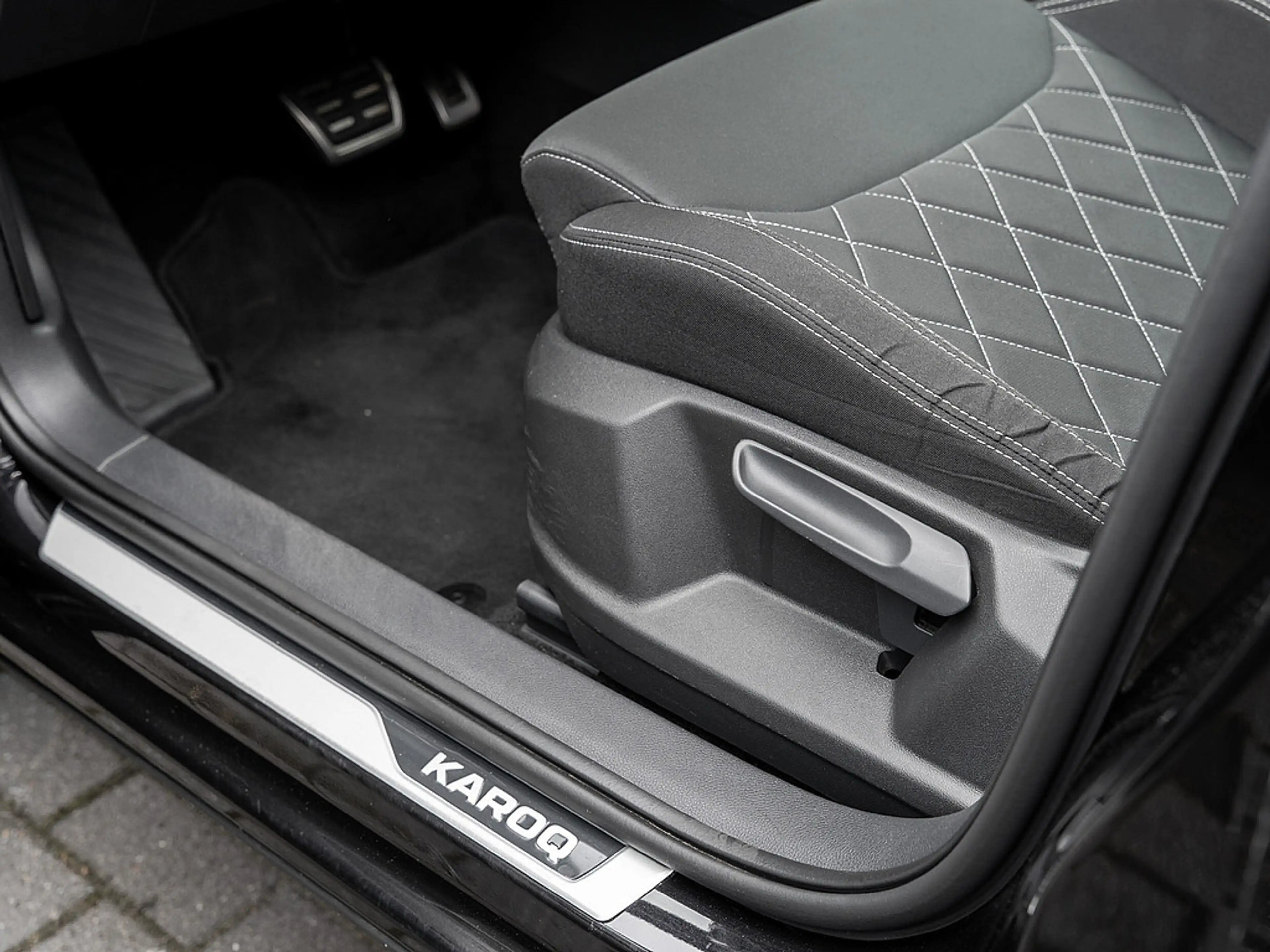 Skoda Karoq 2.0 TDI Sportline 4x4 PANO MATRIX DCC — photo 14