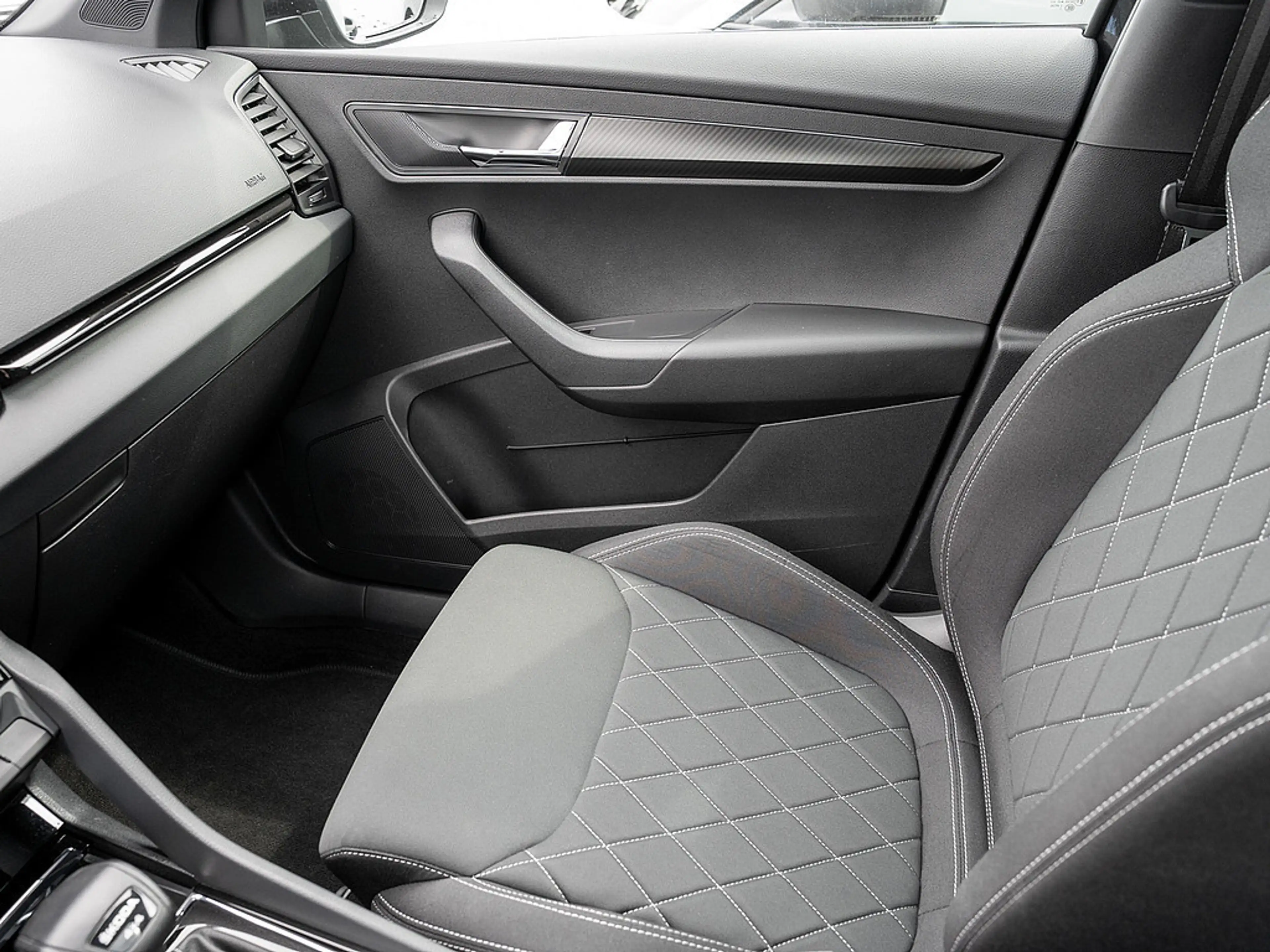 Skoda Karoq 2.0 TDI Sportline 4x4 PANO MATRIX DCC — photo 10
