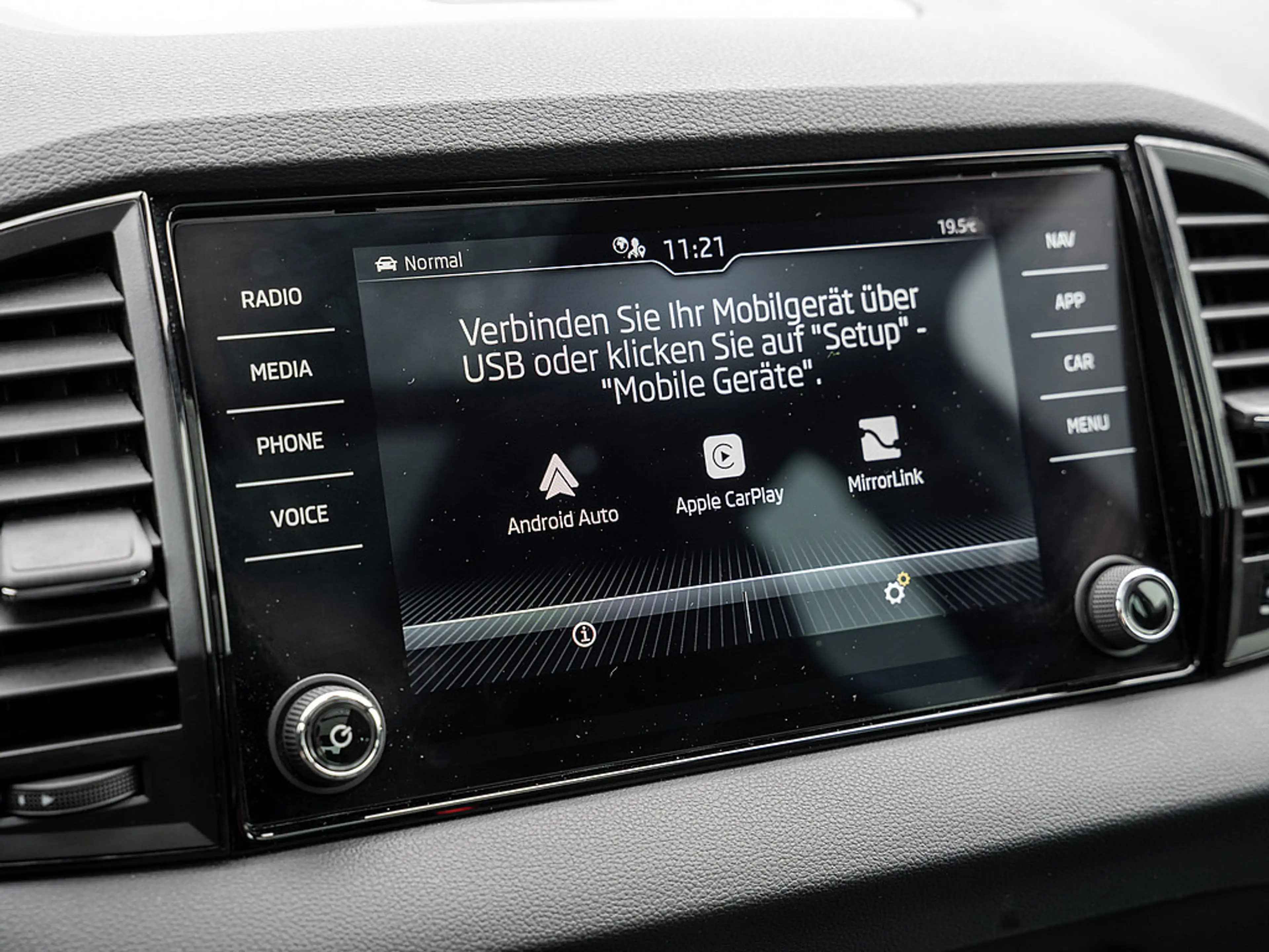 Skoda Karoq 2.0 TDI Sportline 4x4 PANO MATRIX DCC — photo 7