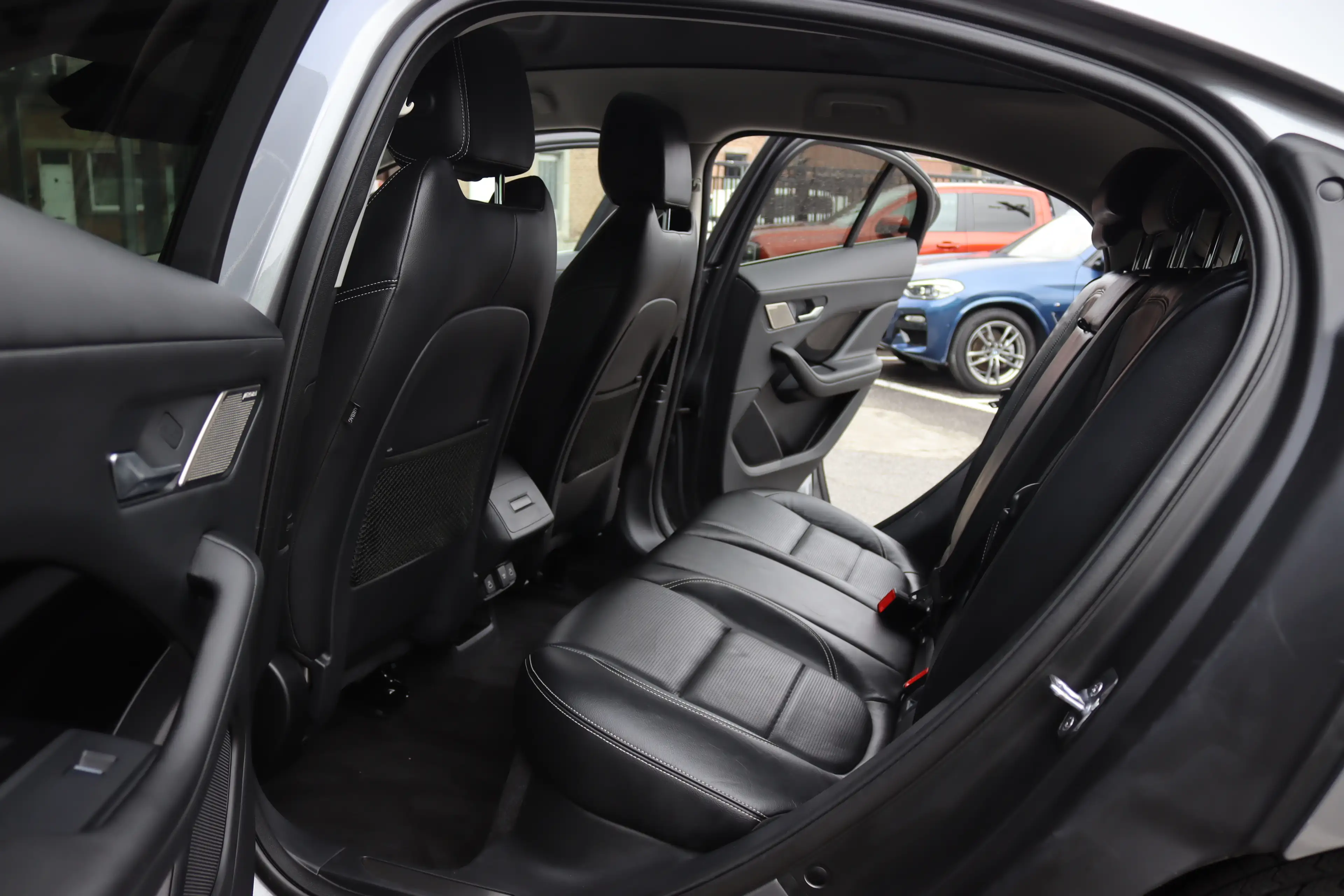 Jaguar I-Pace EV320 SE TOIT PANO CAMERA LED FULL OPTIONS TVAC — photo 8