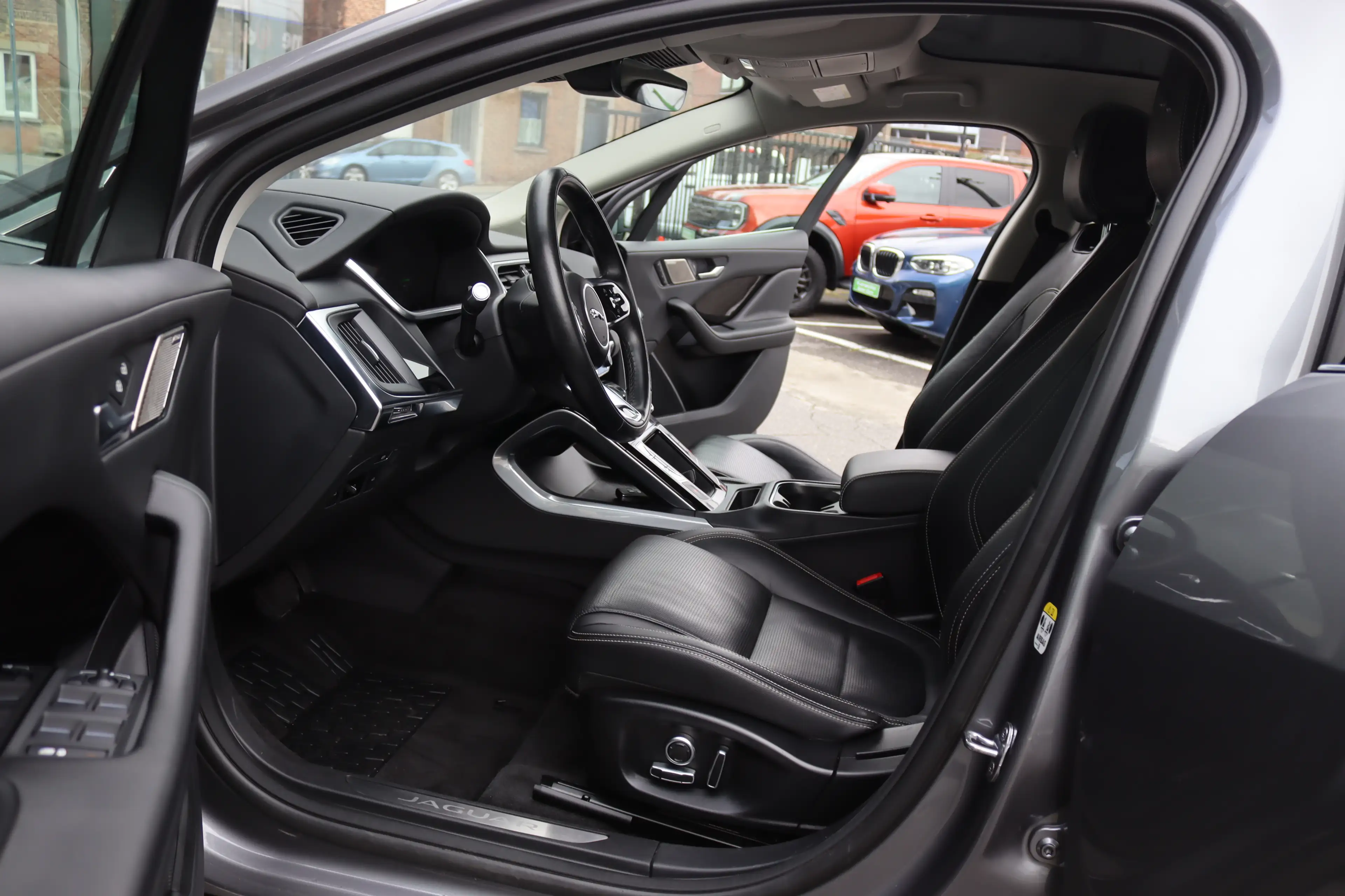 Jaguar I-Pace EV320 SE TOIT PANO CAMERA LED FULL OPTIONS TVAC — photo 7