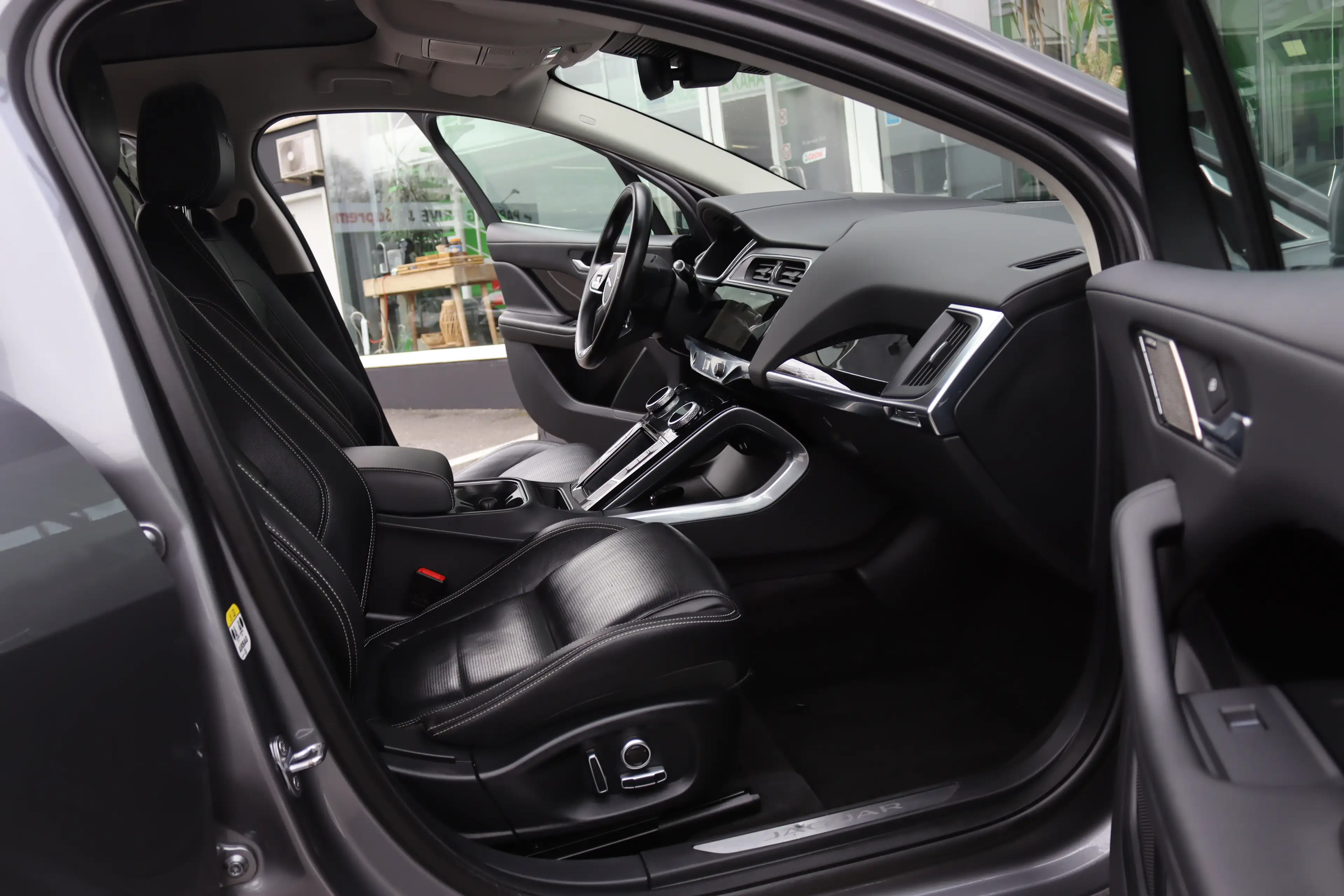 Jaguar I-Pace EV320 SE TOIT PANO CAMERA LED FULL OPTIONS TVAC — photo 9