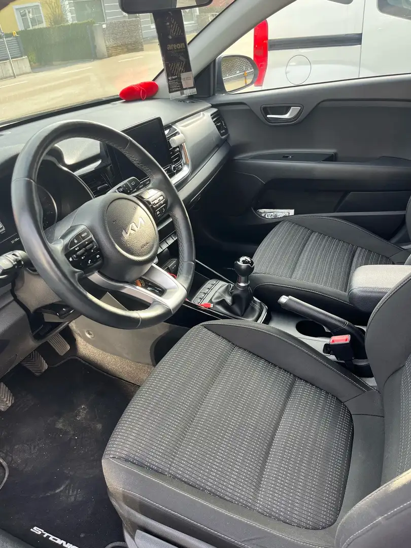 Kia Stonic 1.2 DPI Grau - 2