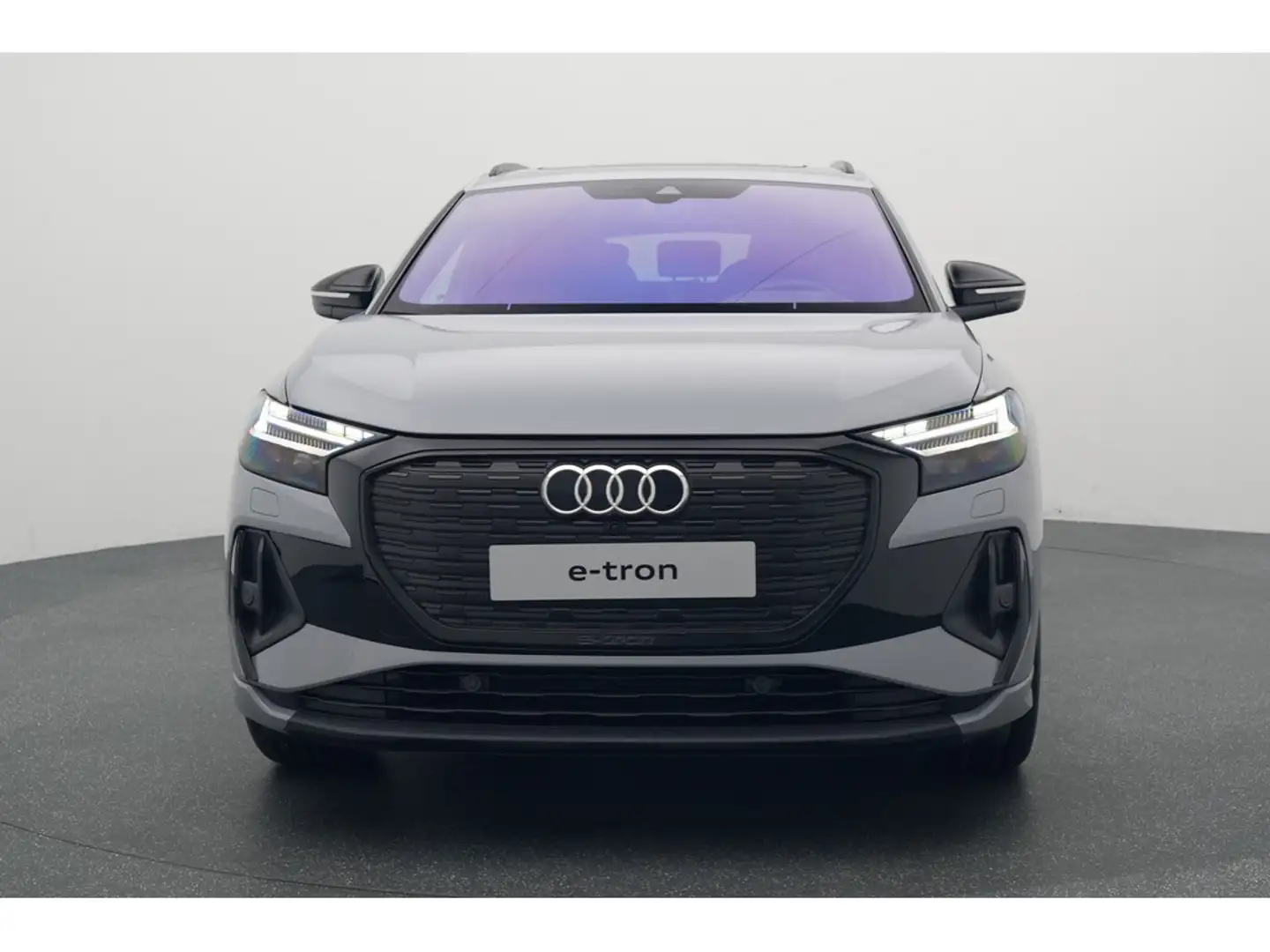 Audi Q4 e-tron 45 e-tron basis NAVI ACC PANO AHK Grey - 2