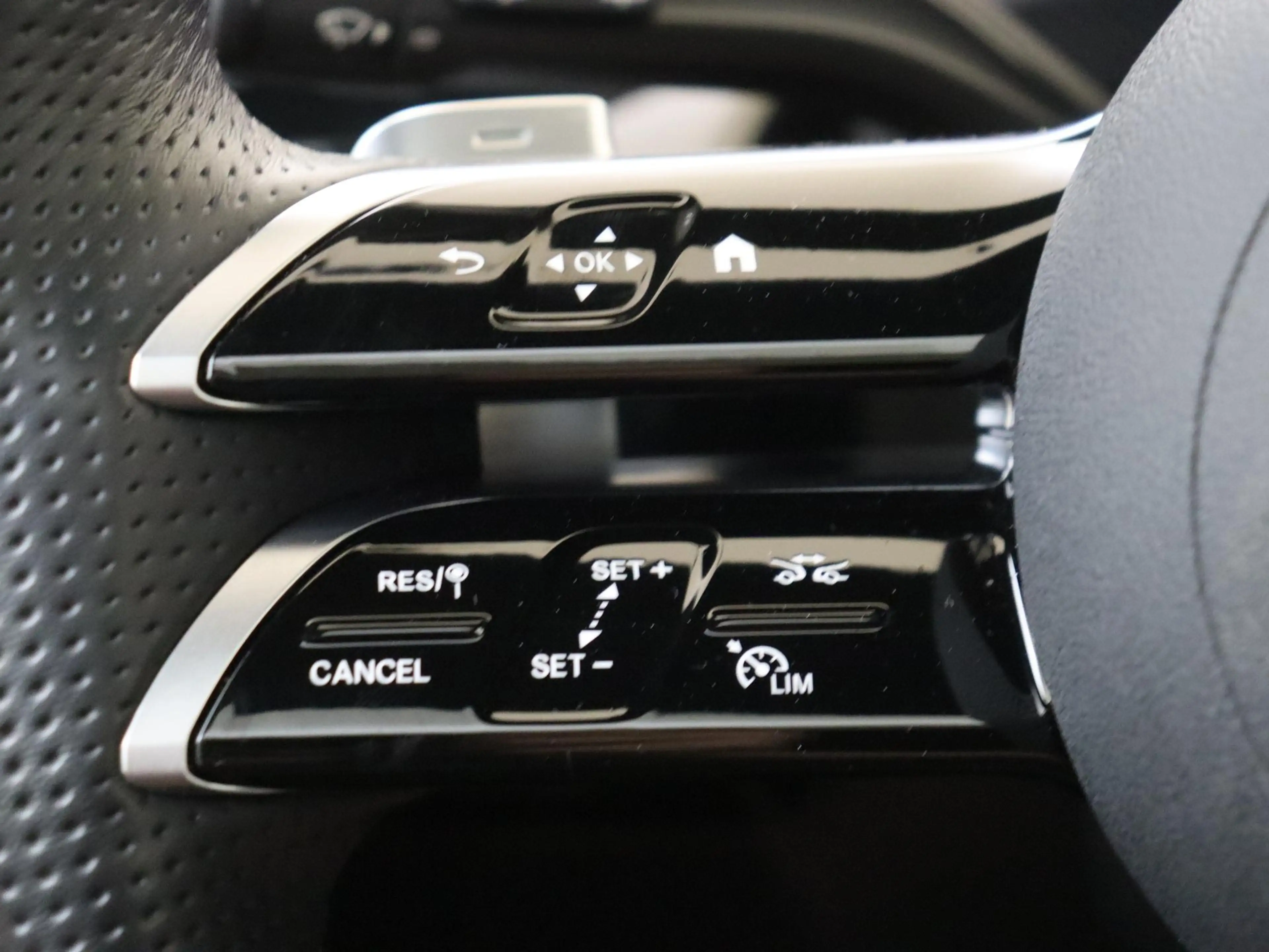 Mercedes-Benz A 250 e Business Solution AMG Premium Plus /Panoramadak — photo 13