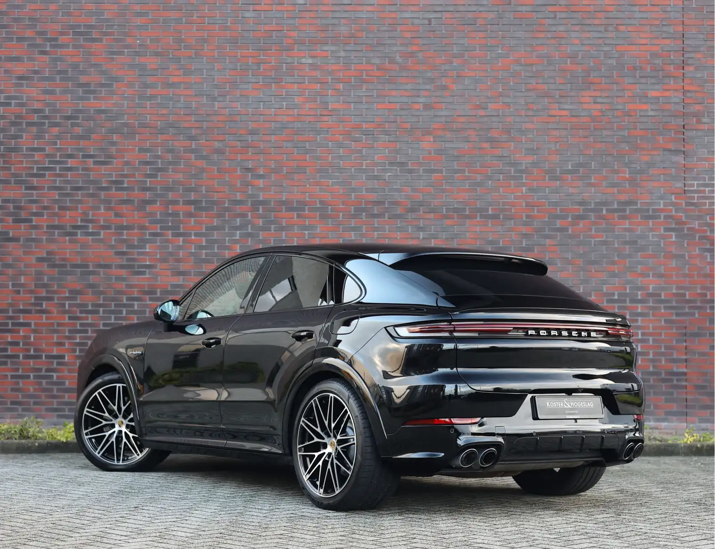 Porsche Cayenne Coupé 3.0 E-Hybrid | Pano - HUD - Sport Chrono Zwart - 2