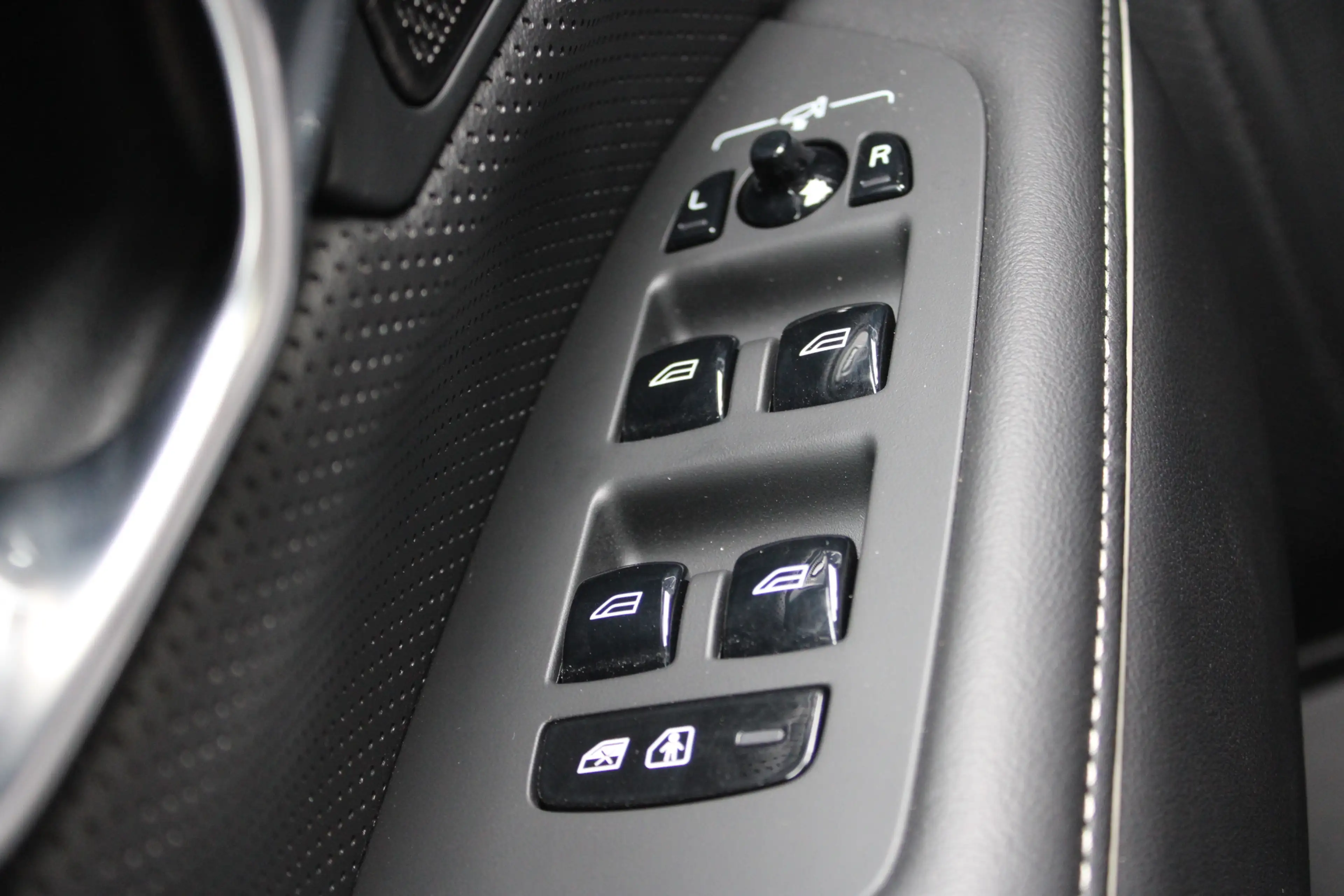 Volvo V90 2.0 T8 Plug-in hybrid AWD Ultimate Dark | Panorama — photo 23