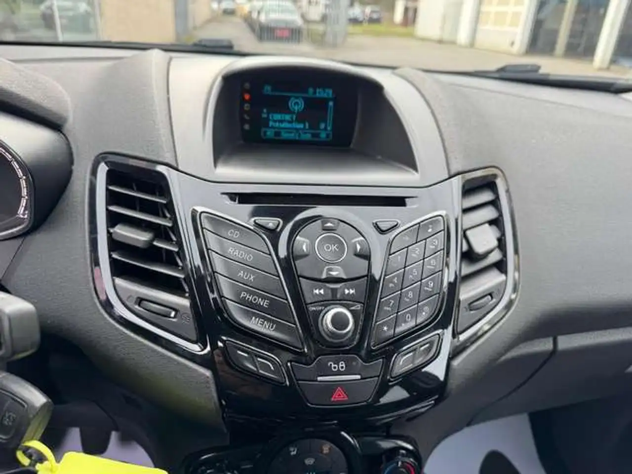 Ford Fiesta 3 portes — photo 10