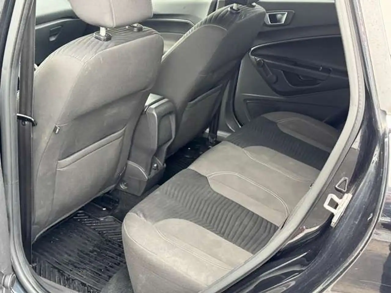 Ford Fiesta 3 portes — photo 9