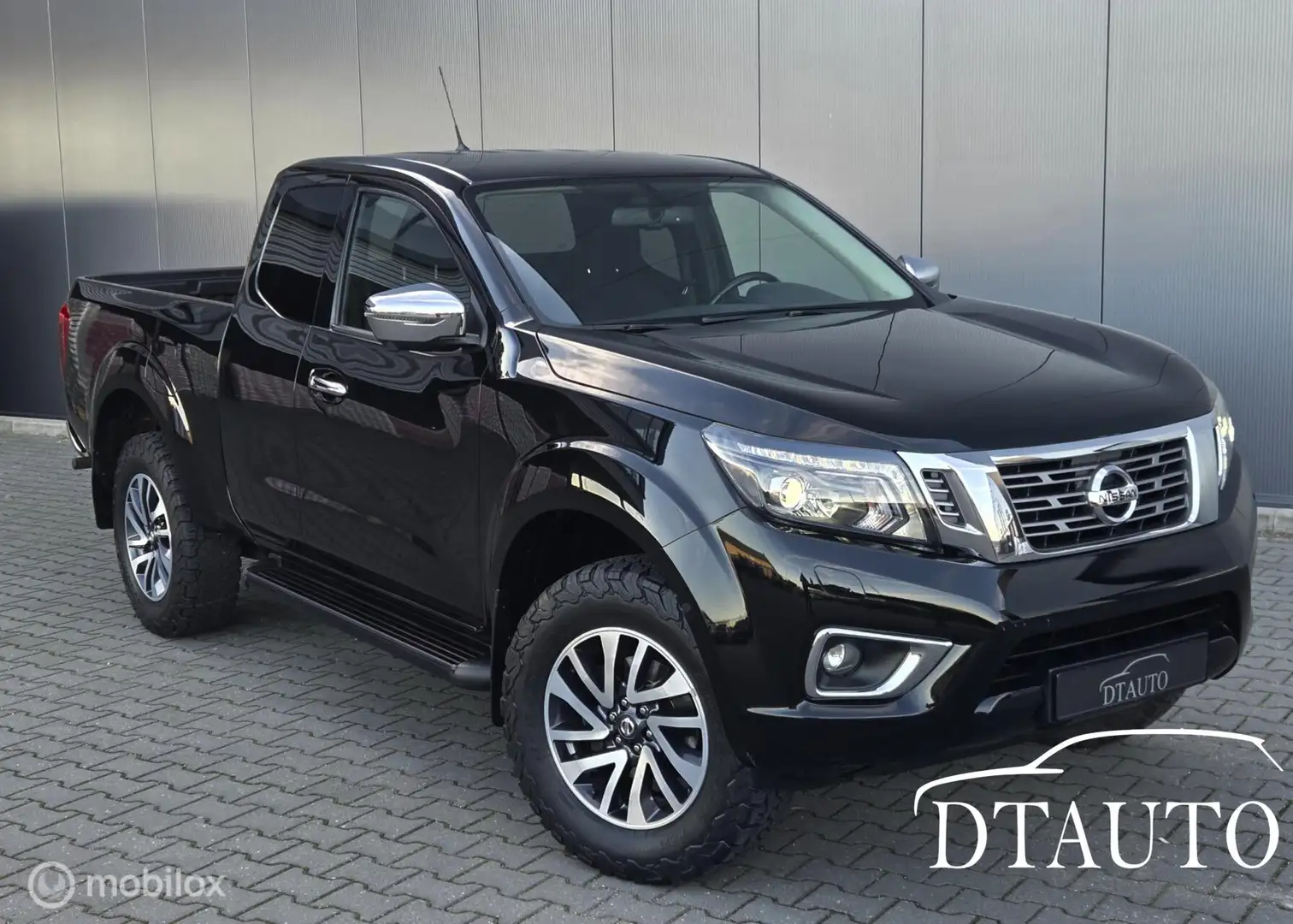 Nissan Navara 2.3 dCi N-Connecta King Cab 70dkm 4x4 1ste Eig Zwart - 2
