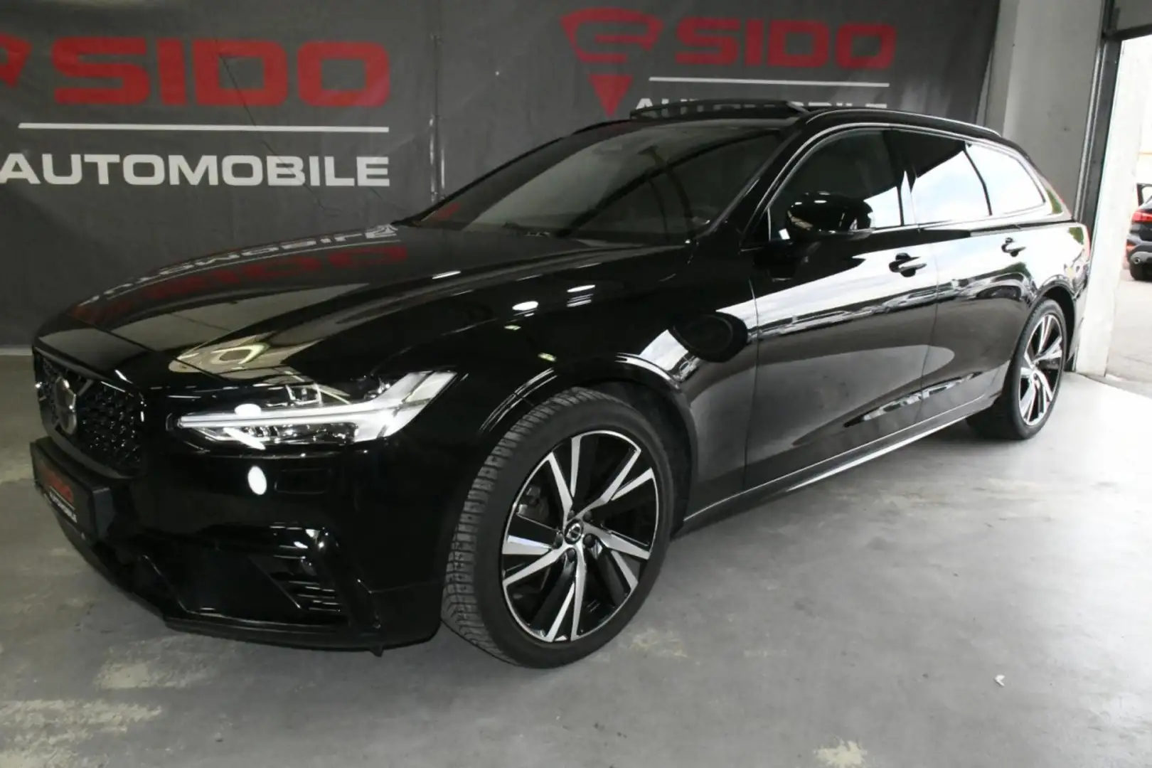 Volvo V90 B4 Plus Bright ACC*PANO*H&K*AHK*NAV*CAM*MEMO Zwart - 2