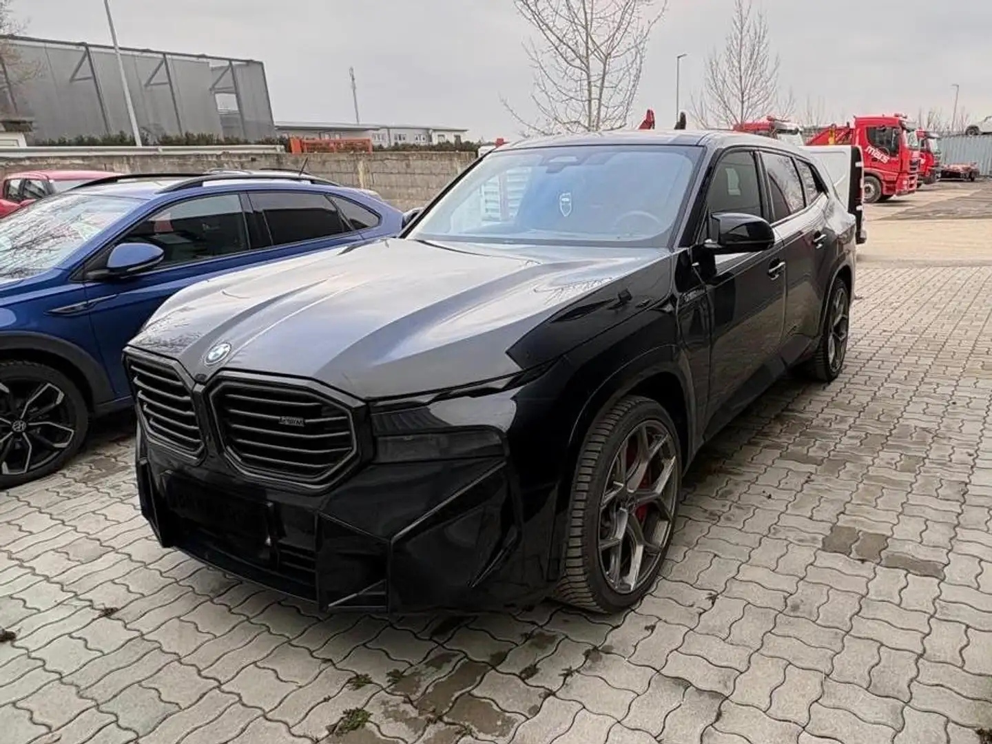 BMW XM 50 e Schwarz - 1