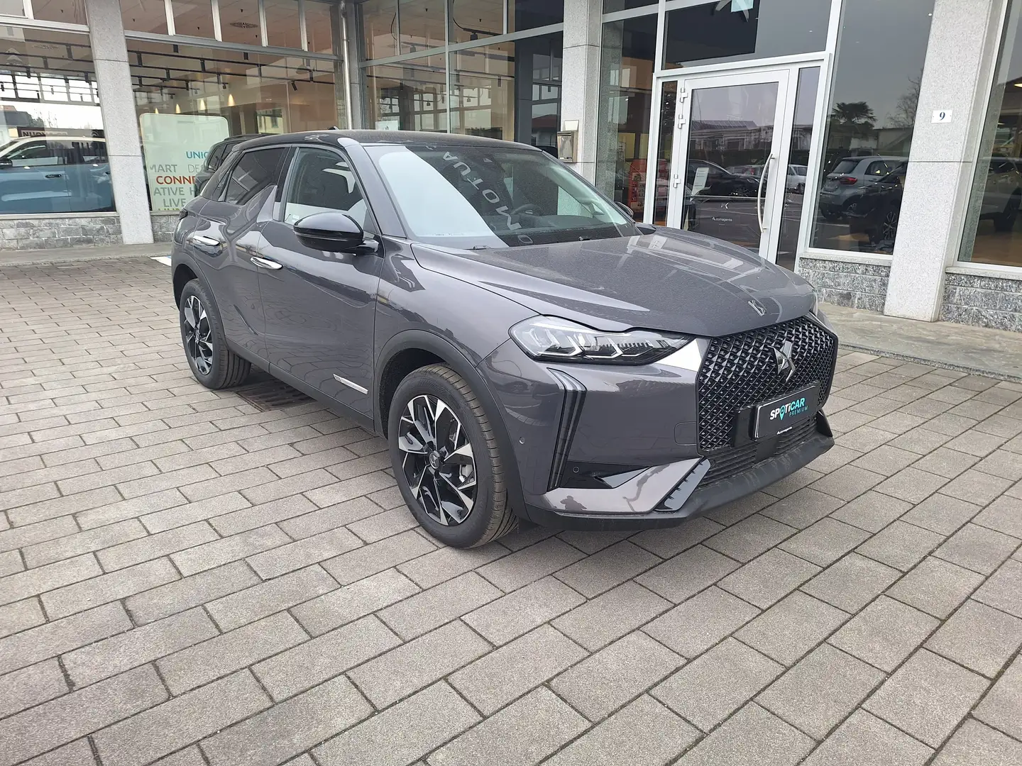 DS Automobiles DS 3 1.2 HYBRID 136cv DCT6 ANTOINE DE SAINT EXUPERY KM0 Grau - 1