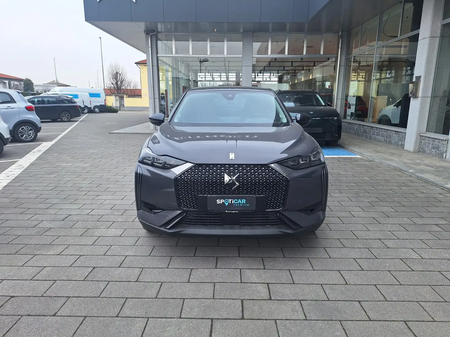 DS Automobiles DS 3 1.2 HYBRID 136cv DCT6 ANTOINE DE SAINT EXUPERY KM0 Grau - 2