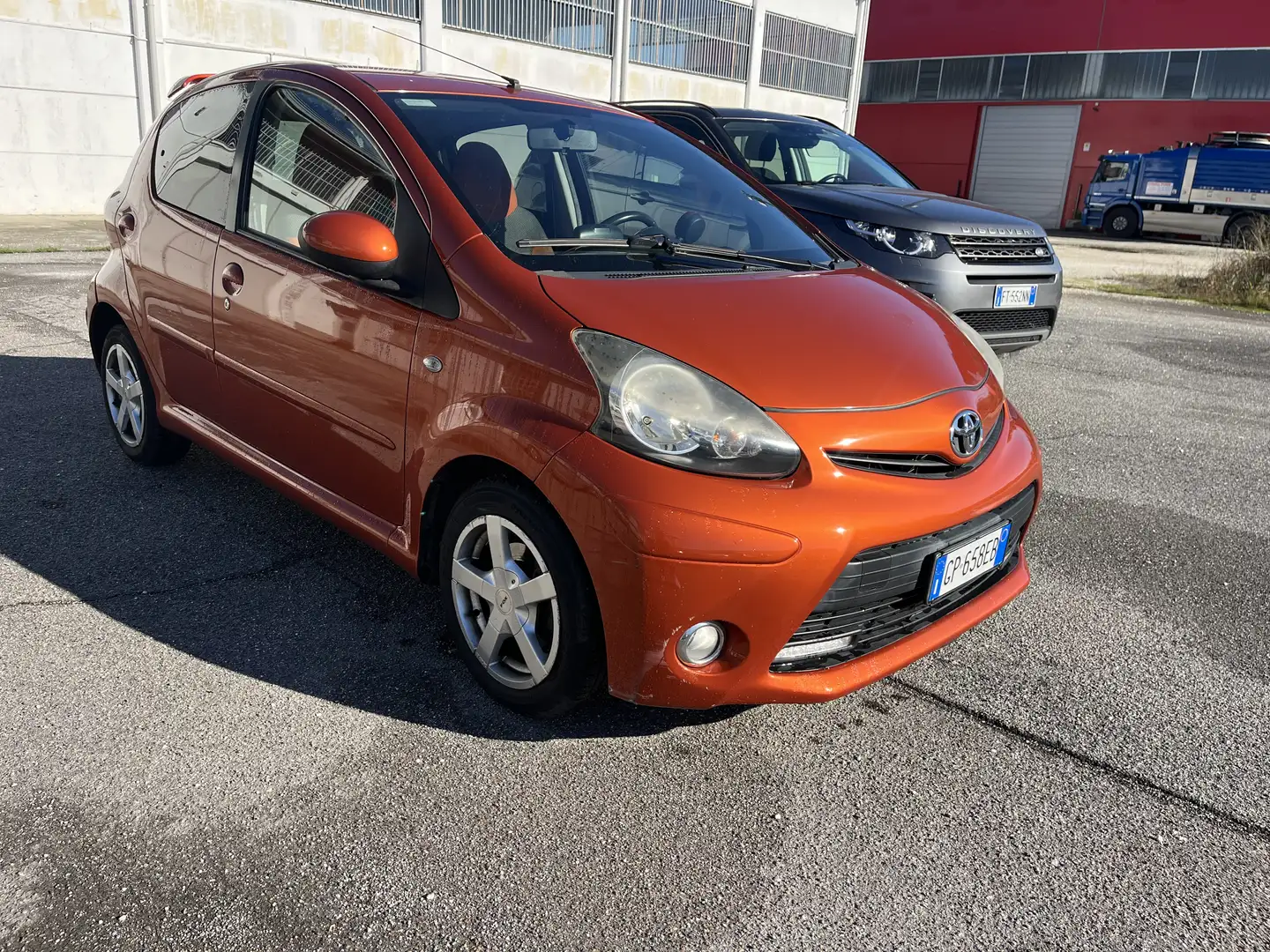 Toyota Aygo 5p 1.0 Orange connect (tobasco) m-mt neopatentato - 1
