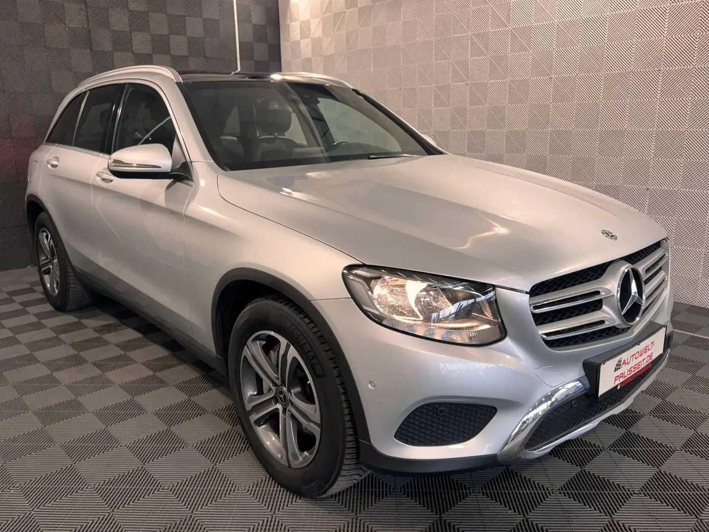 Mercedes-Benz GLC 220 d 4M*EXCLUSIVE*AMG*R.KAM-PANO-SH-TOTW-18" Silber - 1