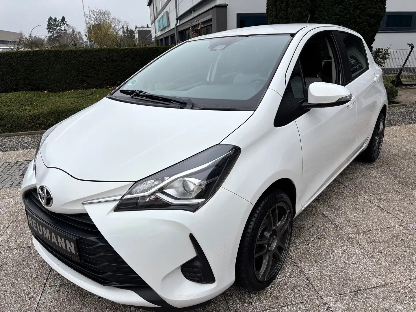 Toyota Yaris Comfort Bianco - 2