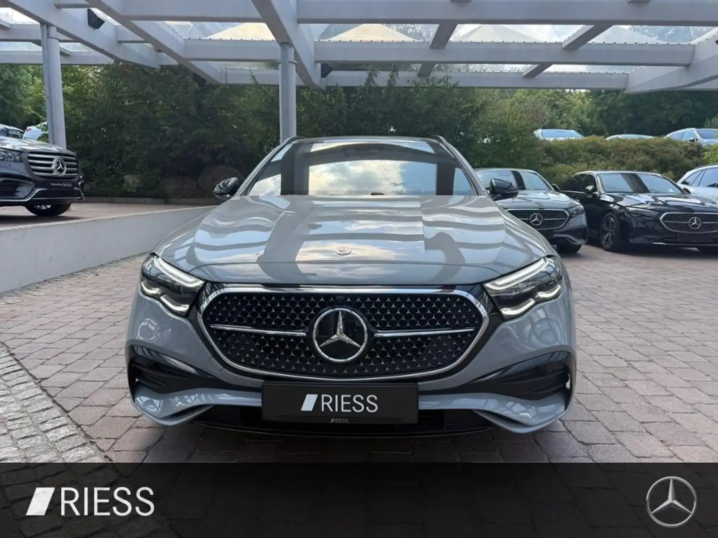 Mercedes-Benz E 300 e T-Modell AMG Sport Night Distr AHK Pano 20" Grigio - 2