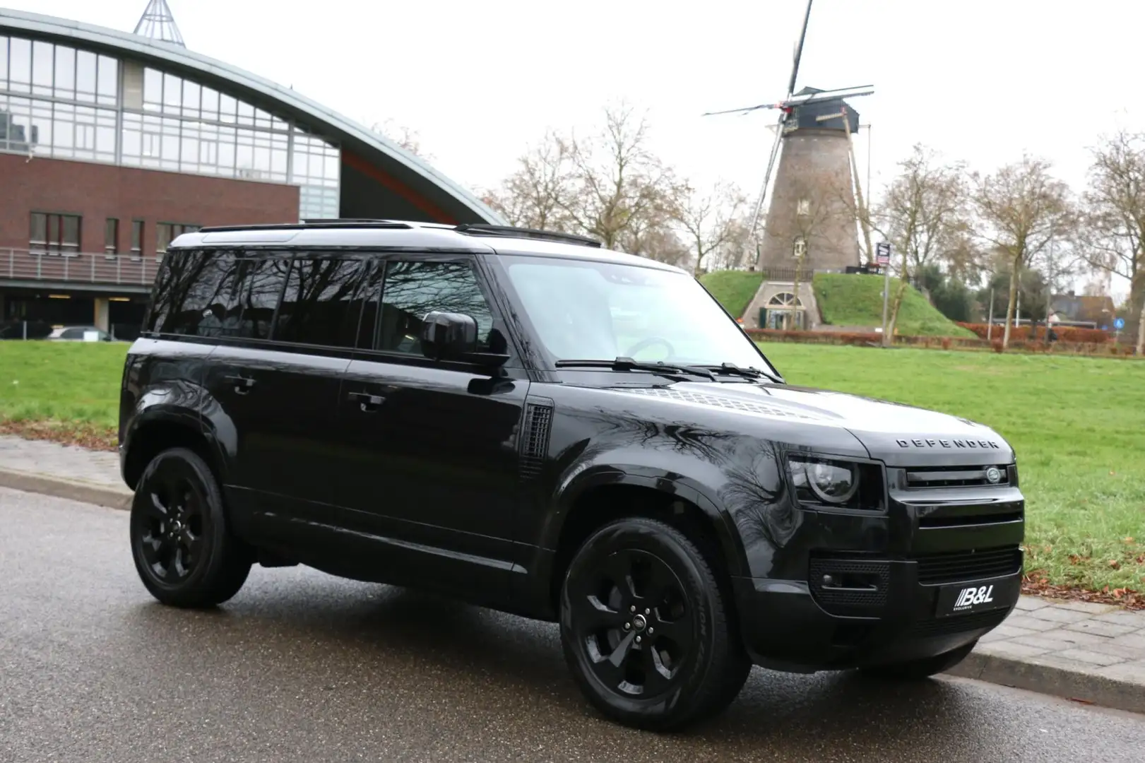 Land Rover Defender 110 2.0 P400e PHEV Hybride 110 HSE Aut Blackout Ed Schwarz - 1