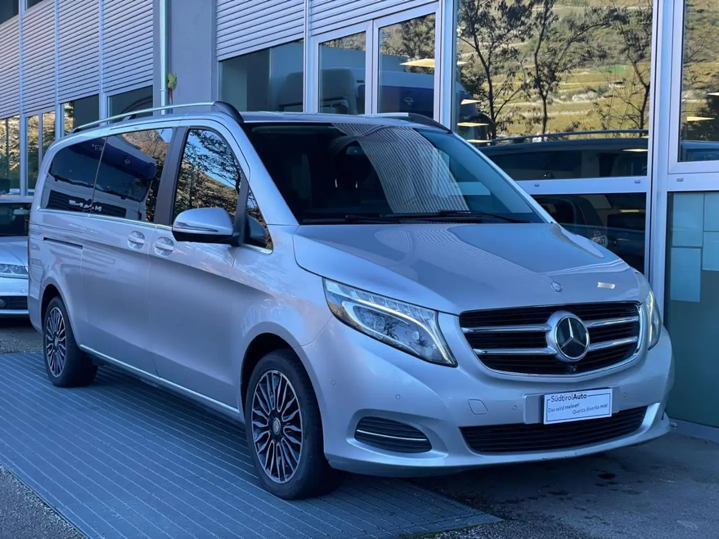 Mercedes-Benz V 250 d Automatic 4Matic Premium Extralong Stříbrná - 1