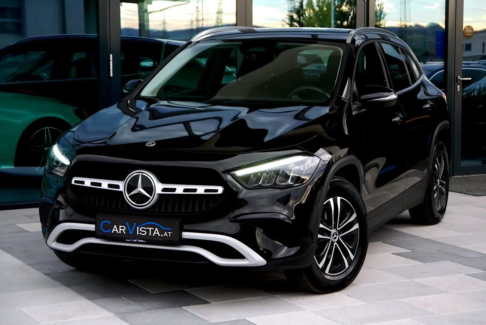 Mercedes-Benz GLA 180 Aut. * MBUX Navigation Premium & Sitz-Komfort-Pak Schwarz - 2