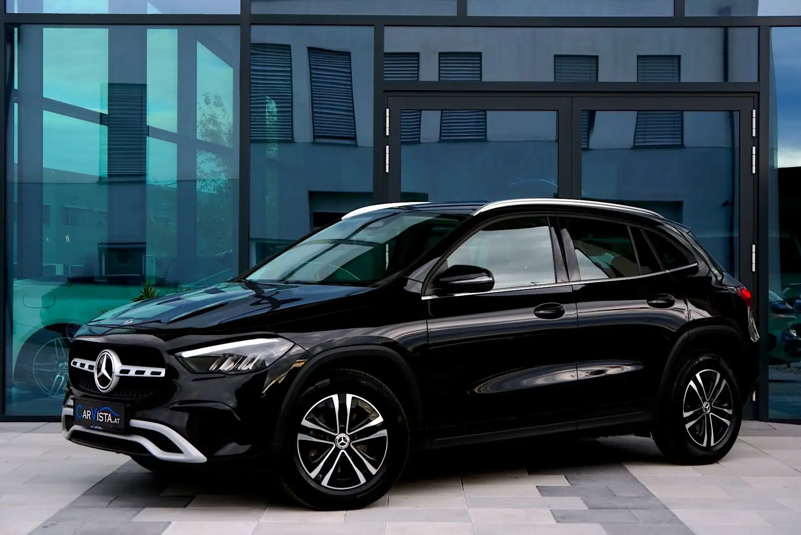 Mercedes-Benz GLA 180 Aut. * MBUX Navigation Premium & Sitz-Komfort-Pak Schwarz - 1