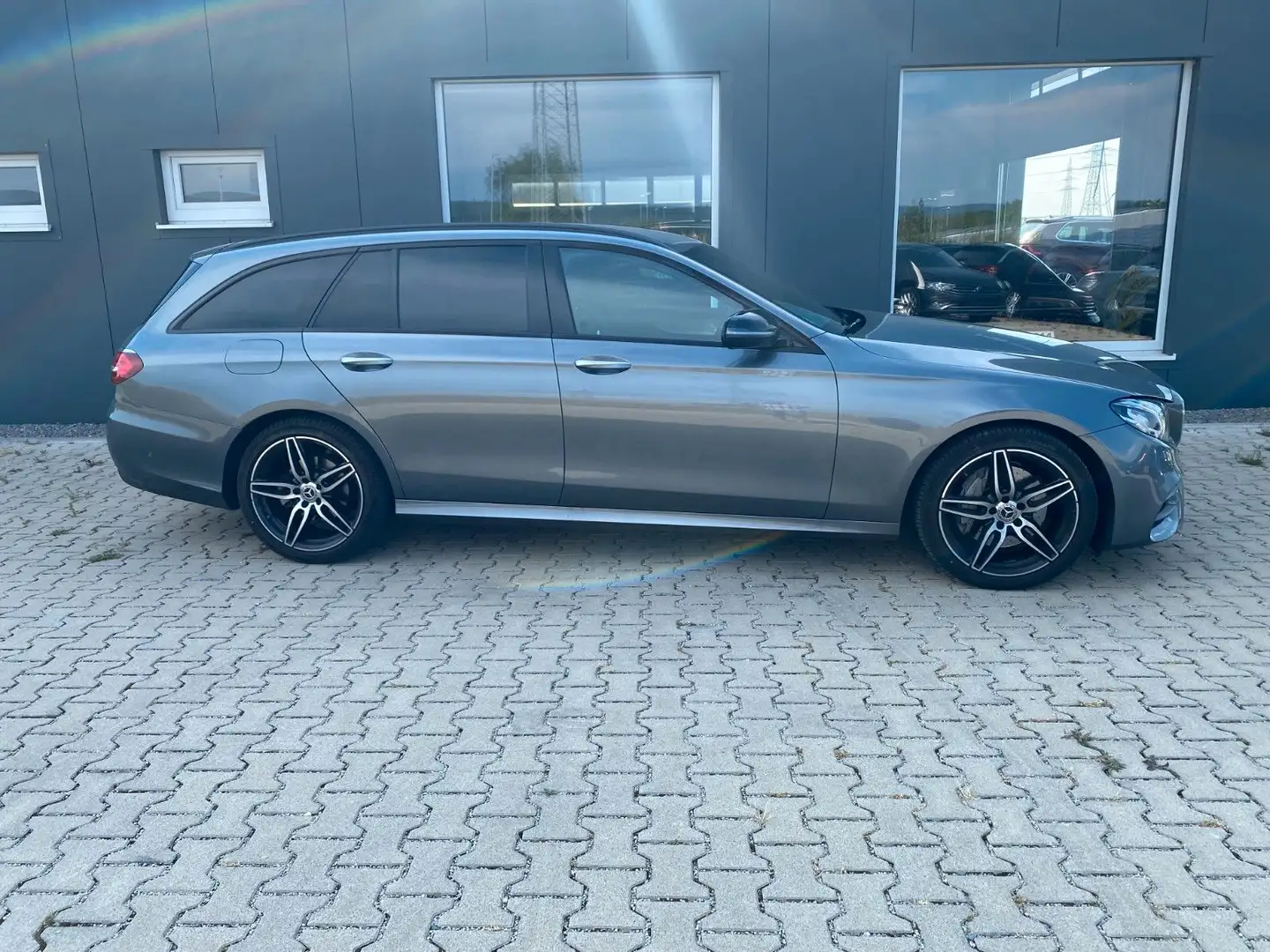 Mercedes-Benz E 220 d T AMG Kamera/Head-UP/Comand/19"/Night-P Grau - 1