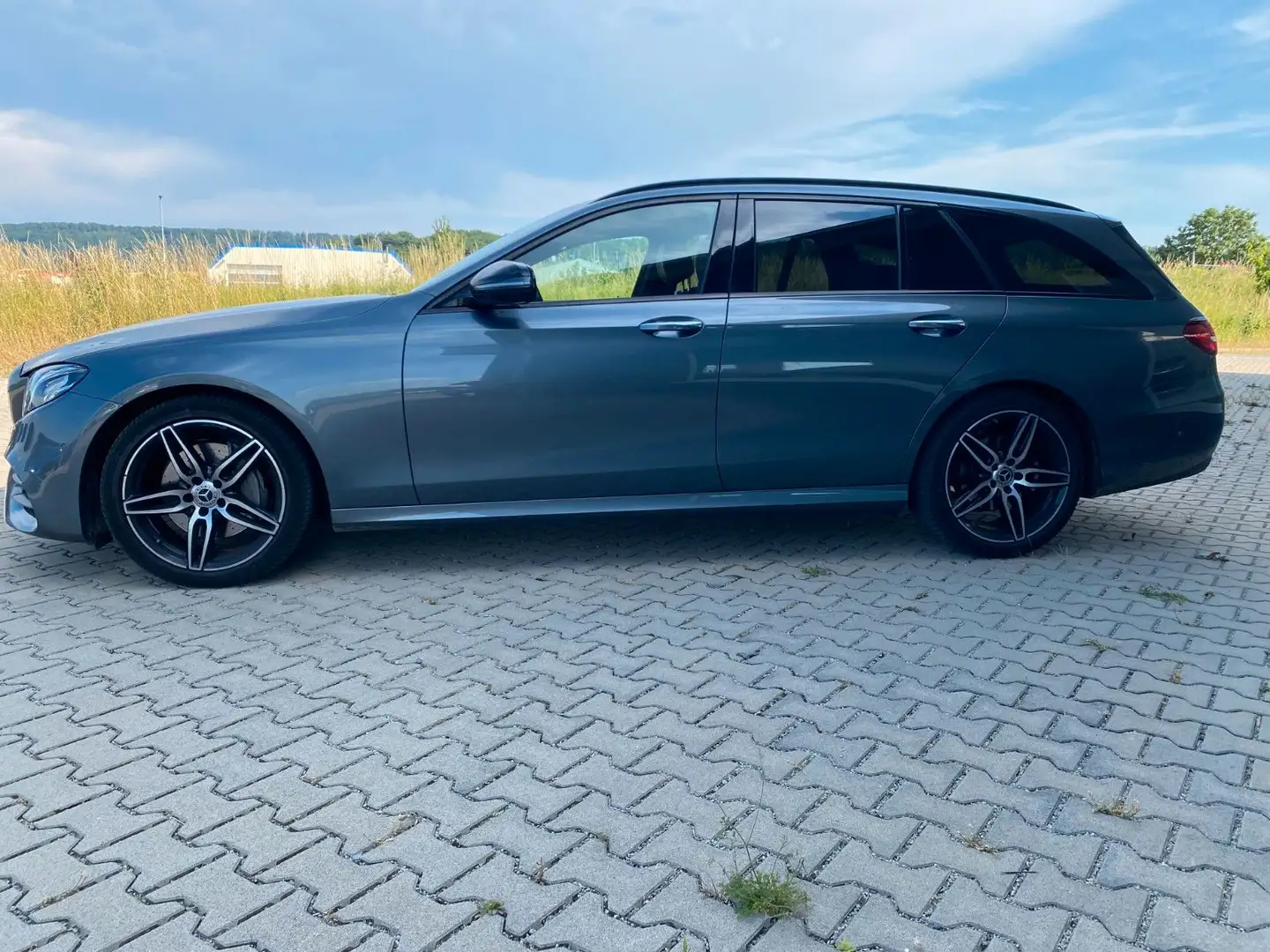 Mercedes-Benz E 220 d T AMG Kamera/Head-UP/Comand/19"/Night-P Grau - 2