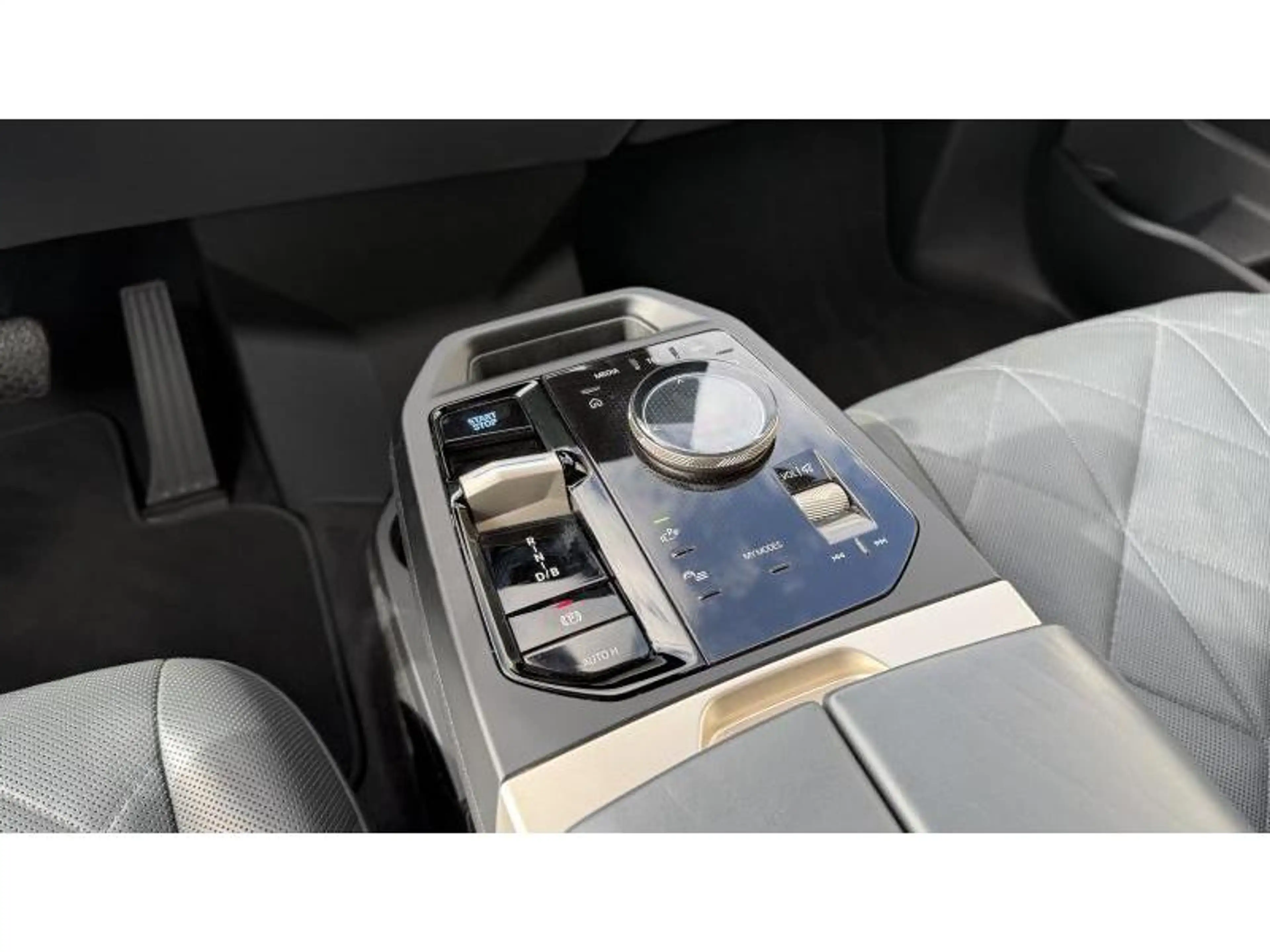 BMW iX xDrive 40 Kit M Sport Attache Remorque Toit Panora — photo 12