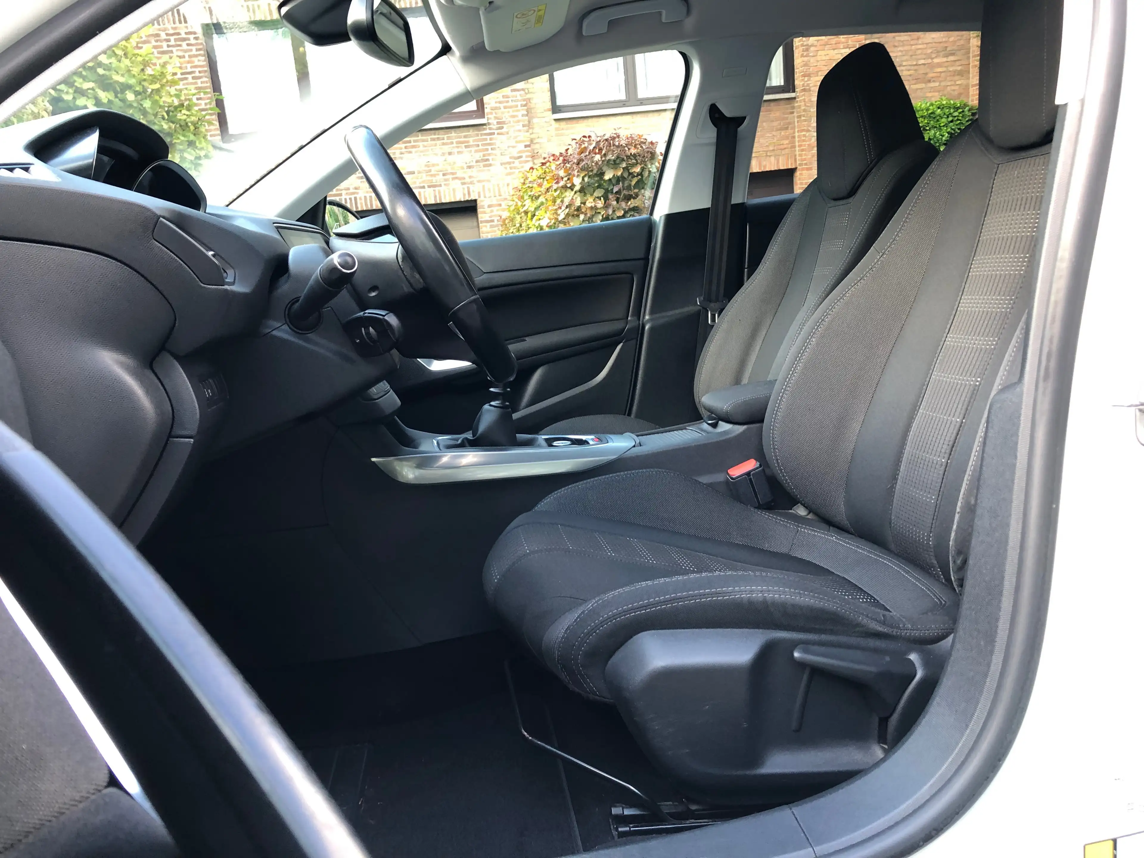 Peugeot 308 308 1.6 BlueHDi — photo 9