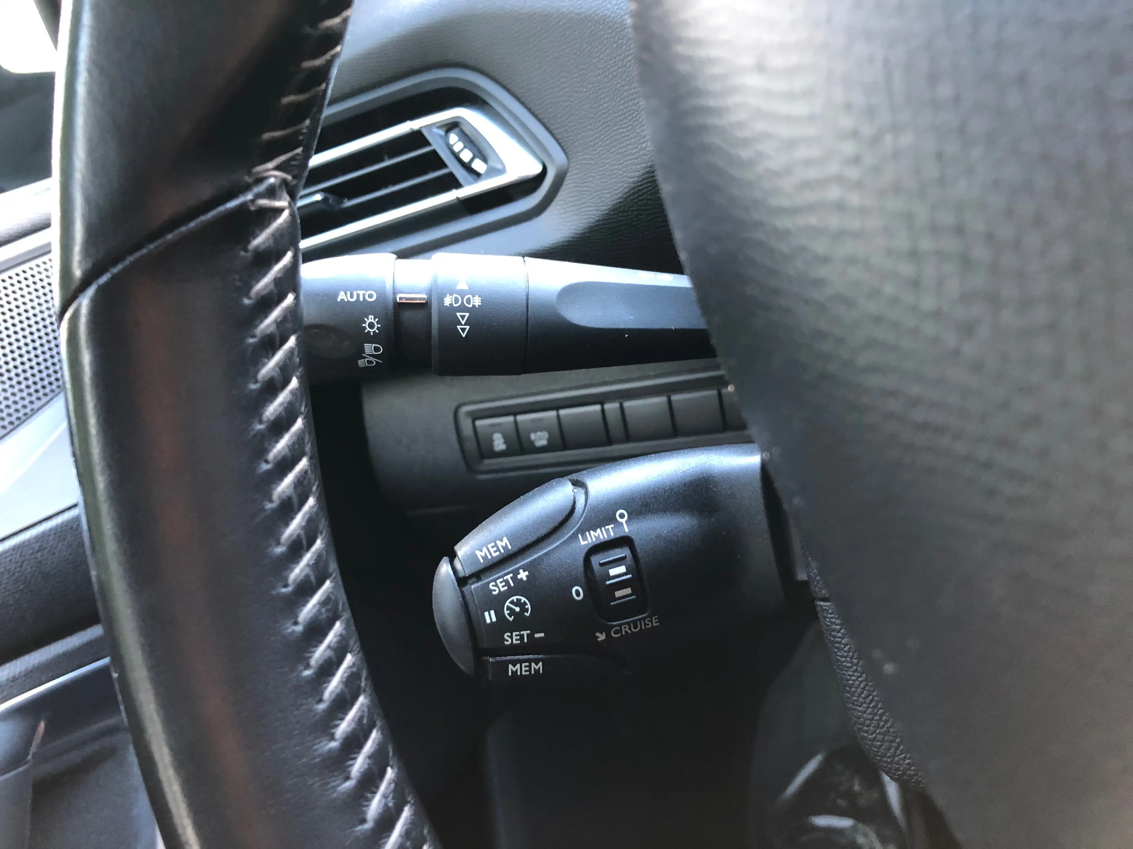 Peugeot 308 308 1.6 BlueHDi — photo 15