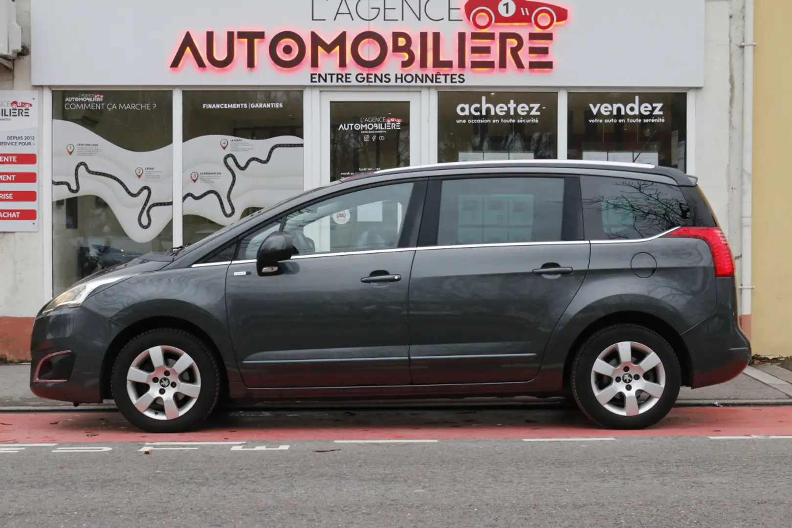 Peugeot 5008 Ph.II 1.6 HDi 115 Style BVM5 (Toit Pano, Attelage, Gris - 2