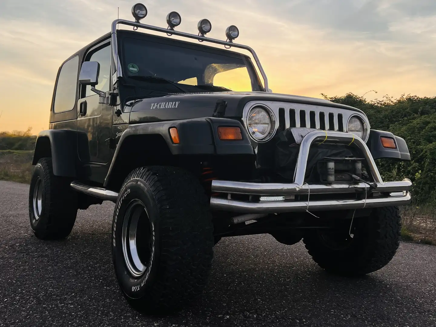Jeep Wrangler 4.0 Sport ** seilwinde -**Gasanlage * Monstertruck Schwarz - 1
