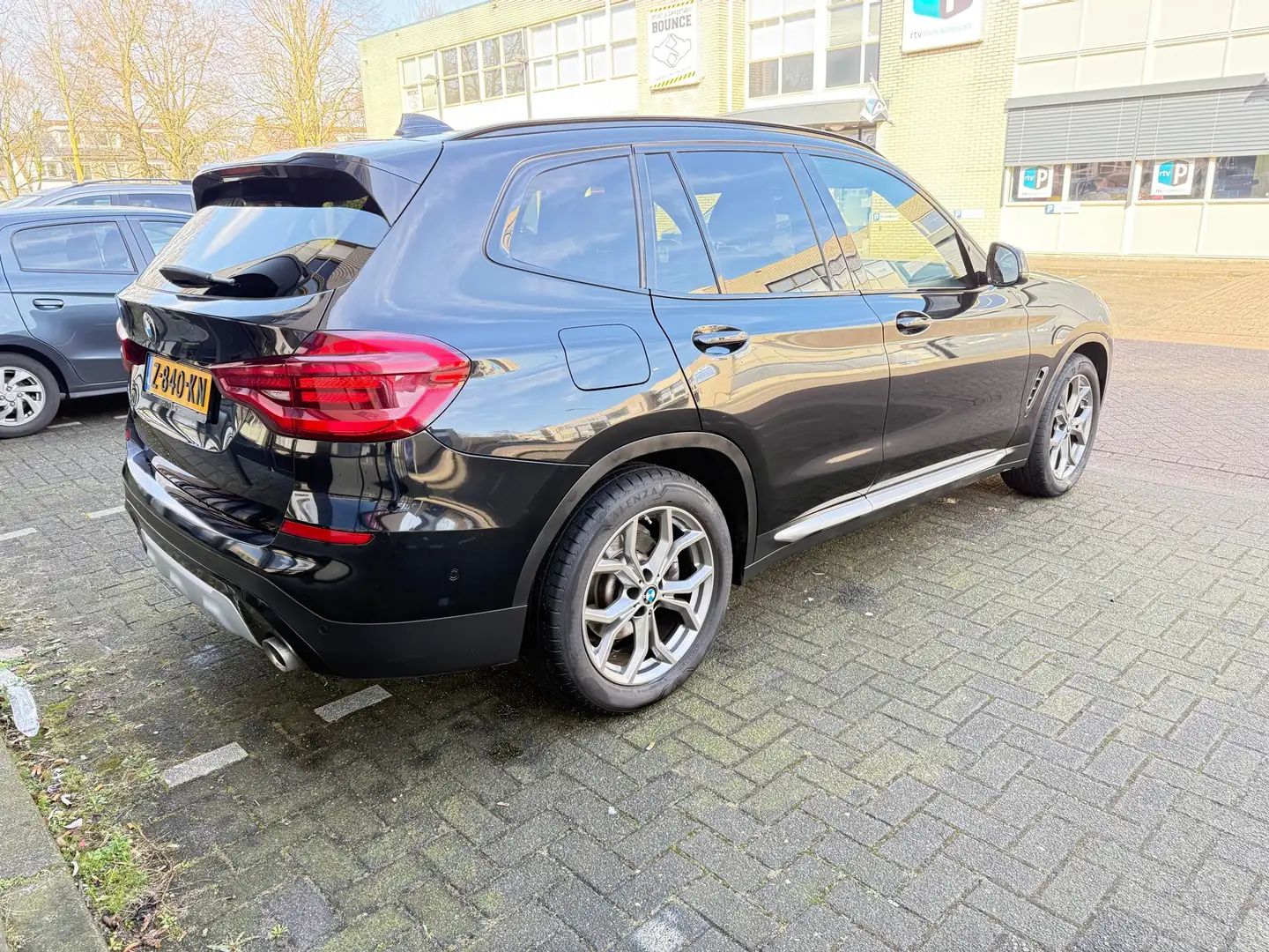 BMW X3 High Ex. zwart 2.0 184pk Zwart - 2