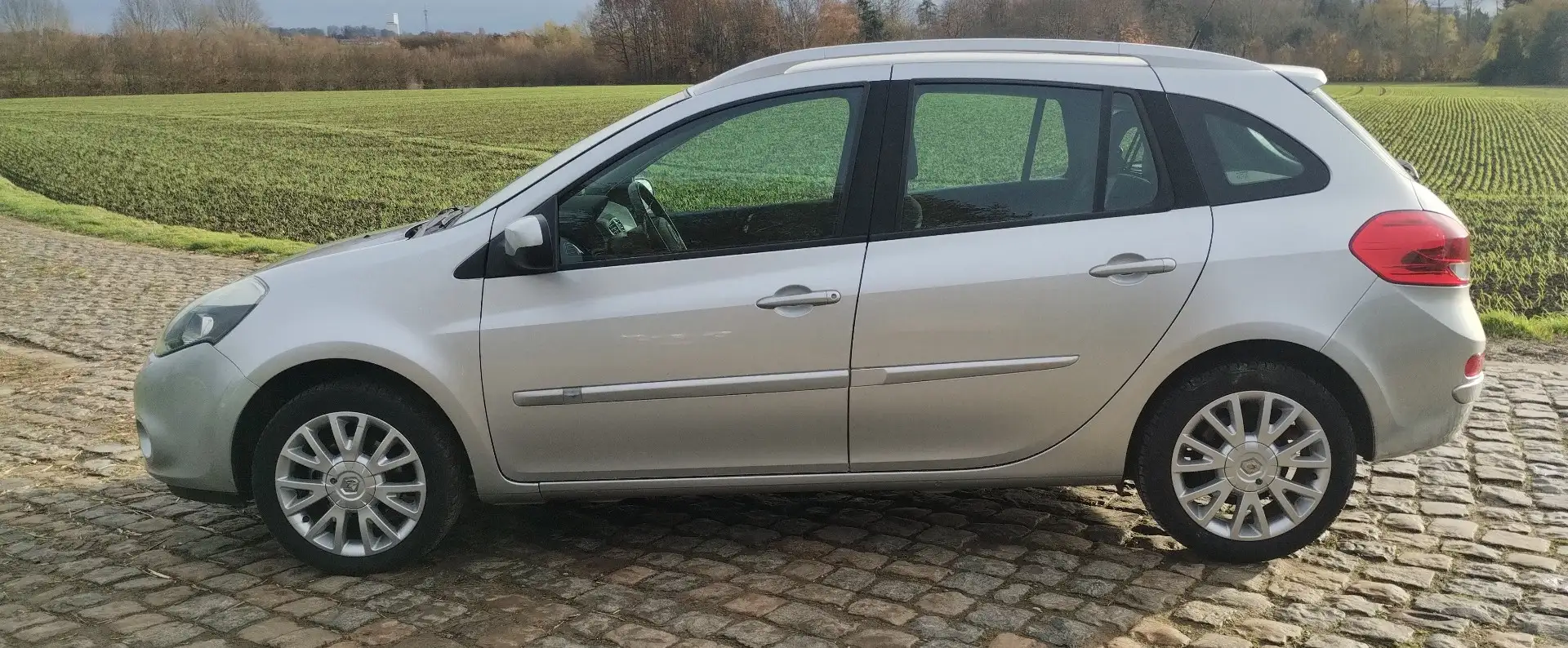 Renault Clio 1.6 16V 110 Grandtour Aut. Luxe - 1