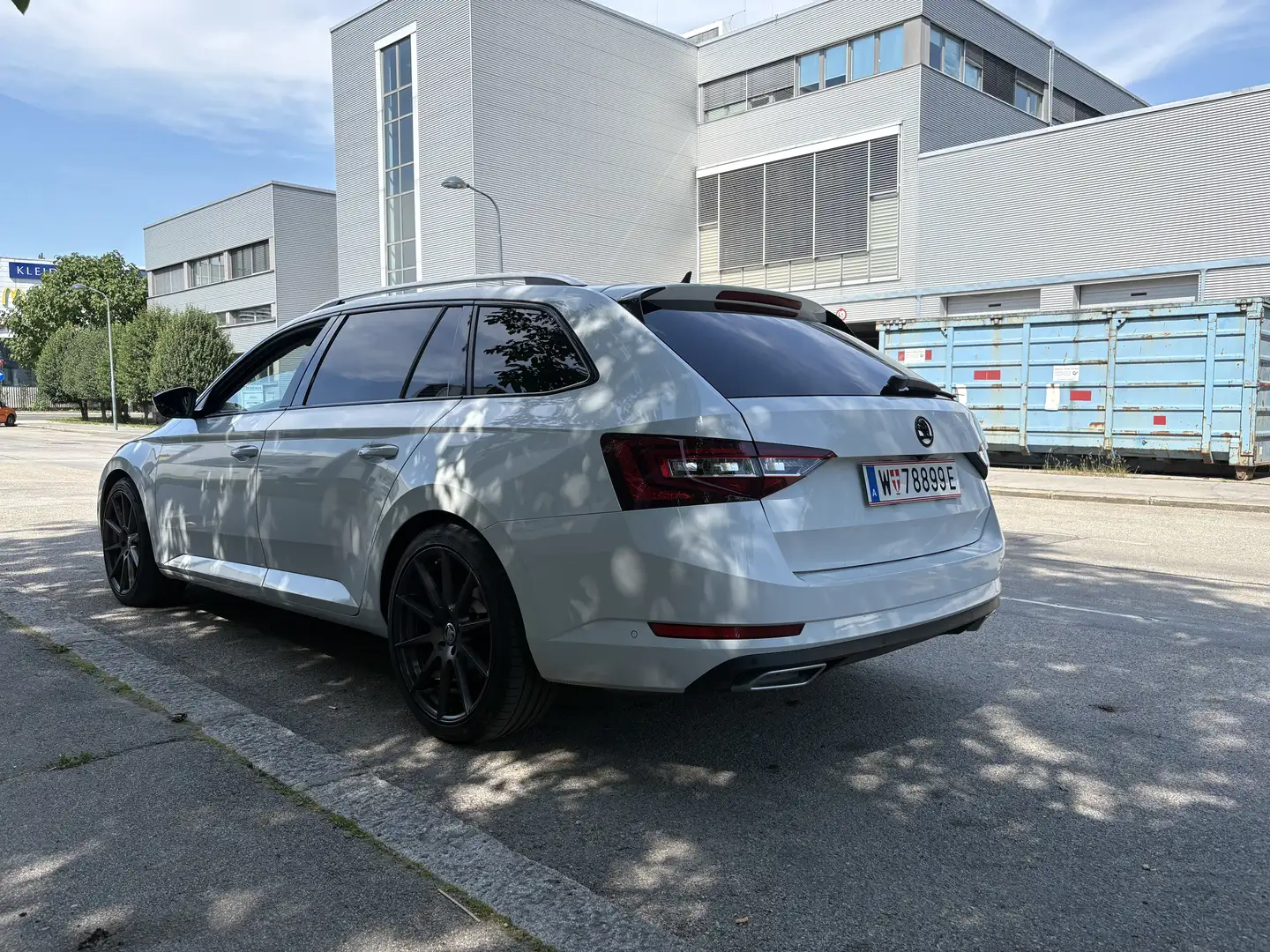 Skoda Superb Kombi 2,0 TDI Style DSG Weiß - 2