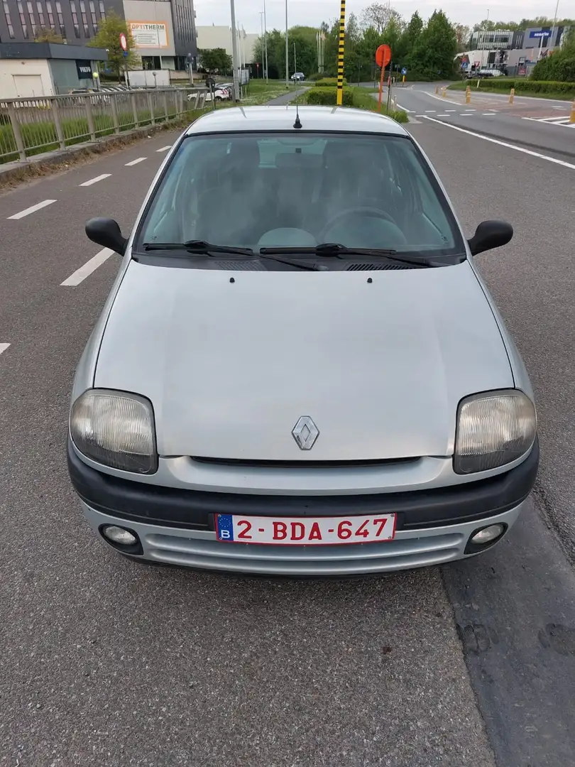 Renault Clio 1.2i On Stage - 1