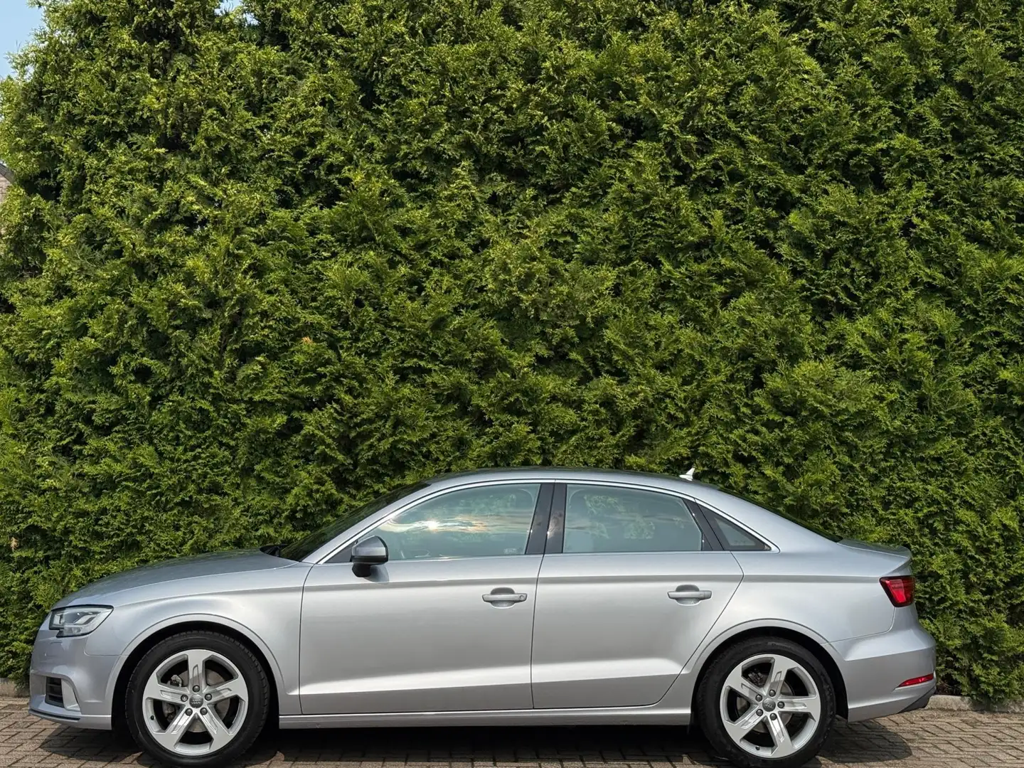 Audi A3 Limousine 30 TFSI Sport CarPlay Grau - 2