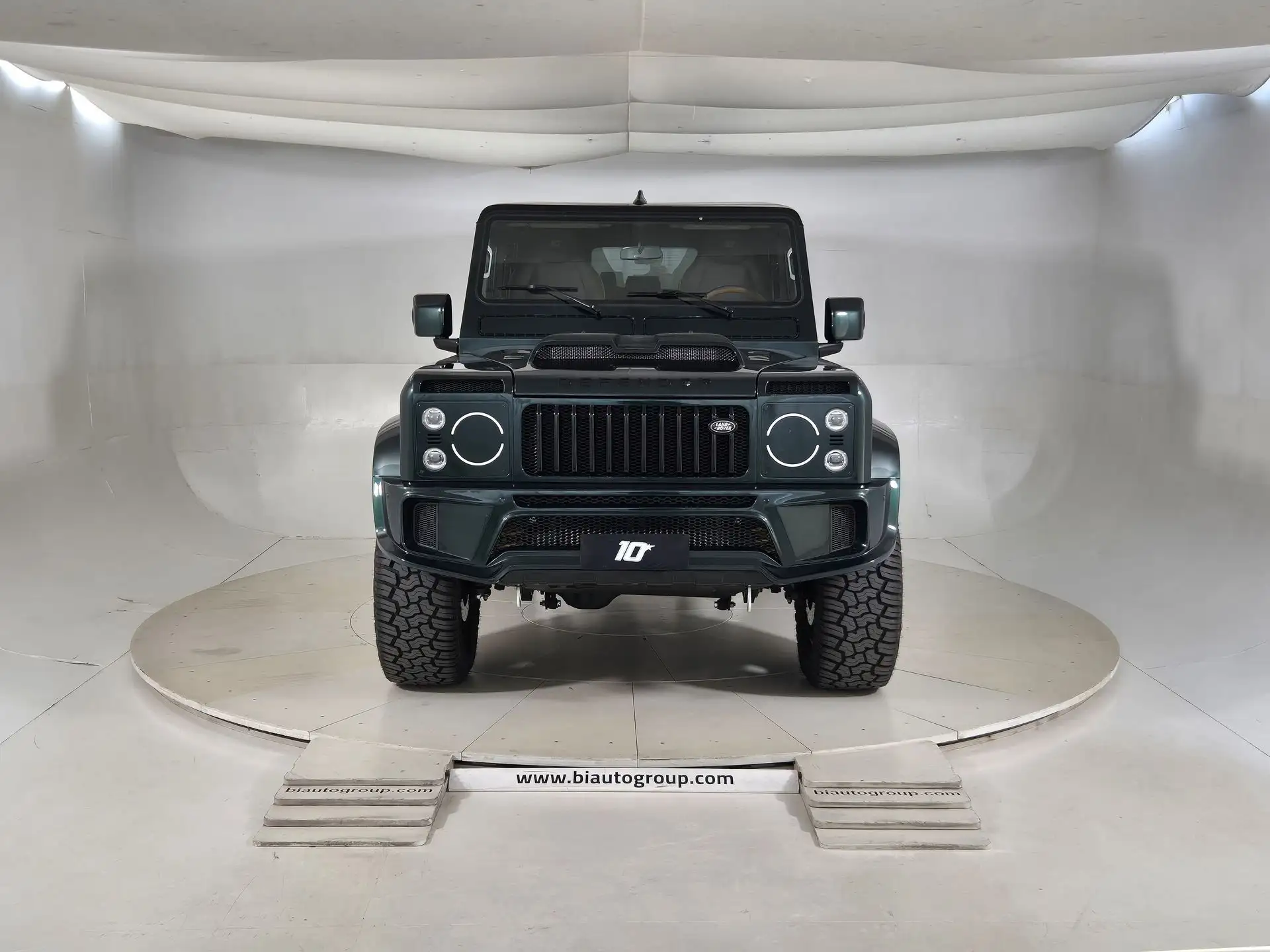 랜드로버 Defender 2026 블랙 사진 2