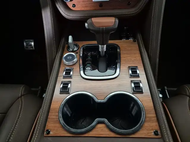 Land Rover Defender view 11