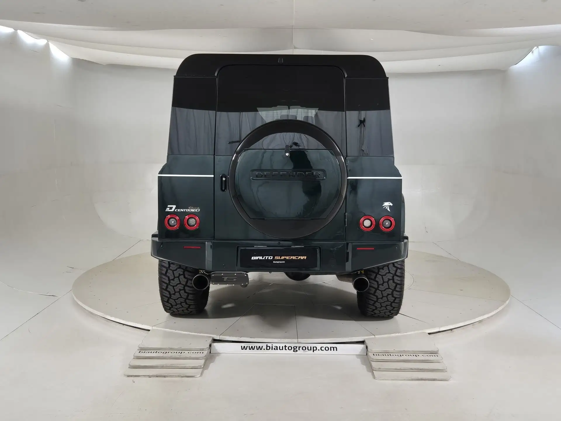 랜드로버 Defender 2026 블랙 사진 3
