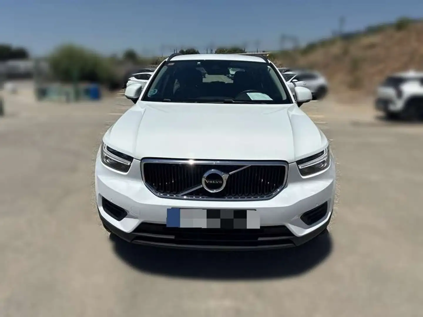 Volvo XC40 T2 Momentum Core Aut. Blanco - 1