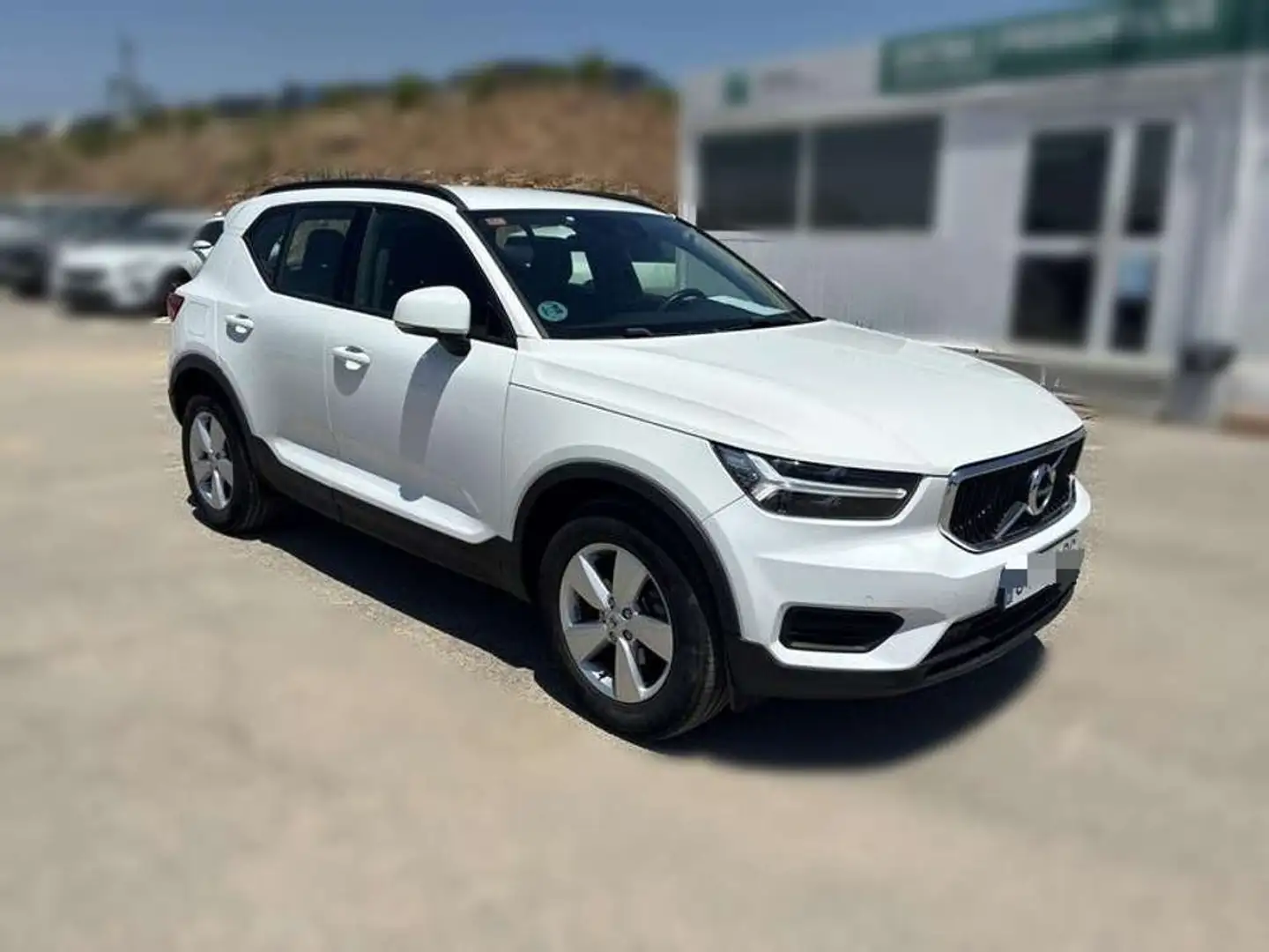 Volvo XC40 T2 Momentum Core Aut. Blanco - 2