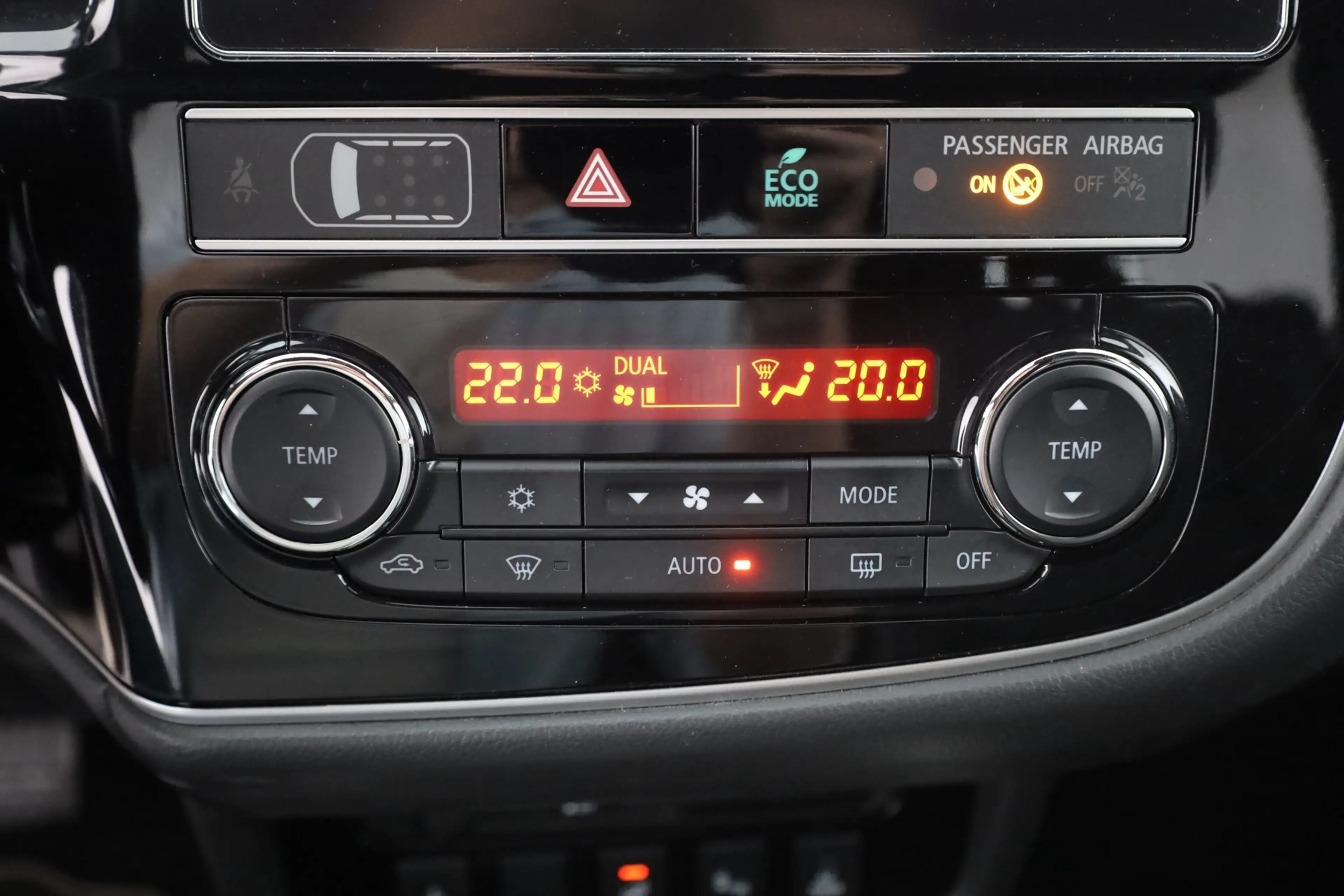 Mitsubishi Outlander 2.4 PHEV 4WD LED 360° AHK Pano — photo 12