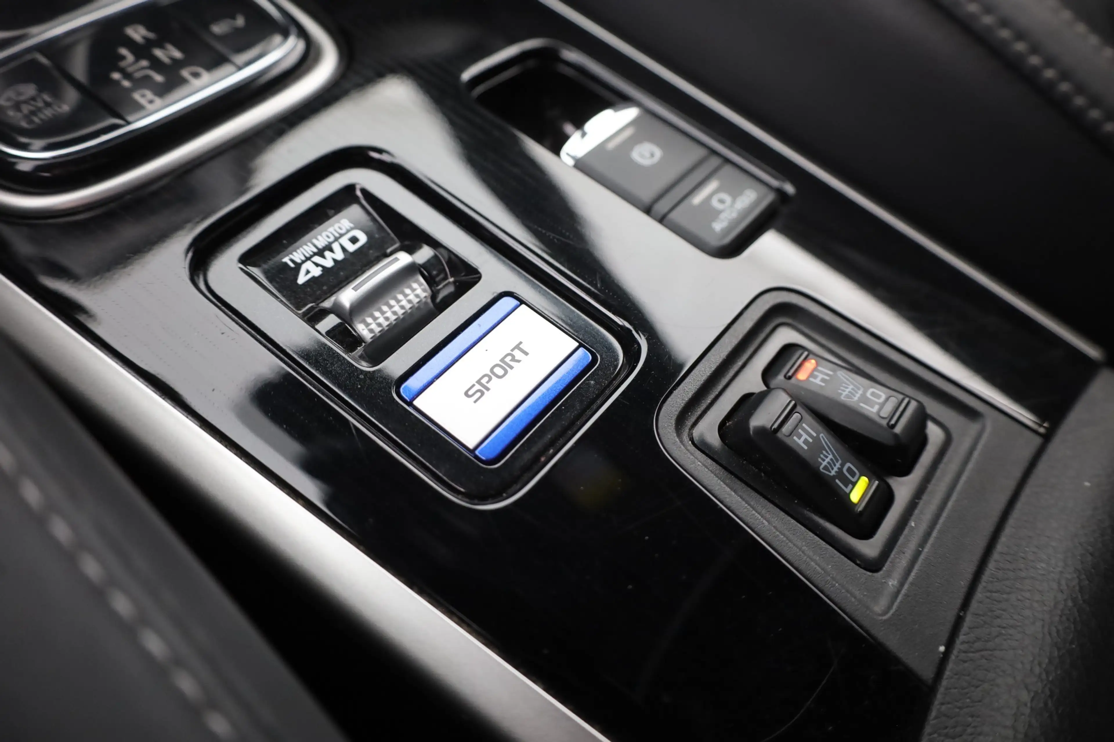 Mitsubishi Outlander 2.4 PHEV 4WD LED 360° AHK Pano — photo 14
