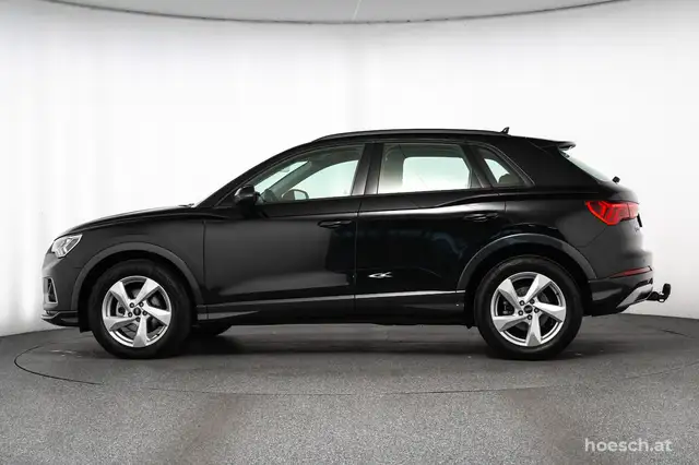 Audi Q3 view 3