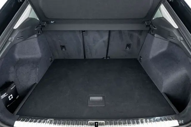 Audi Q3 view 8