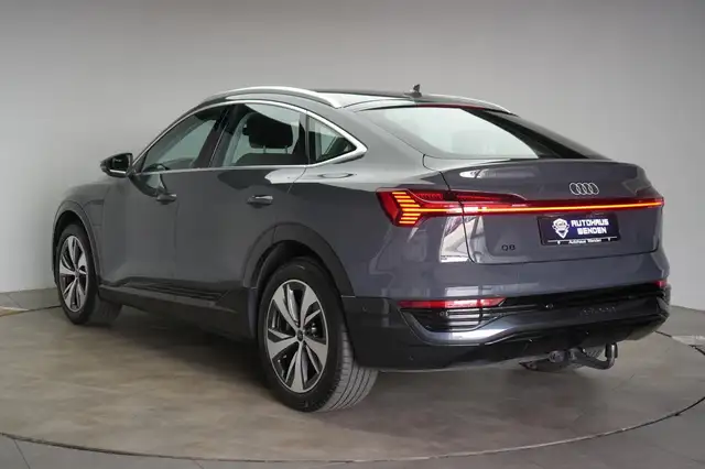Audi Q8 view 4